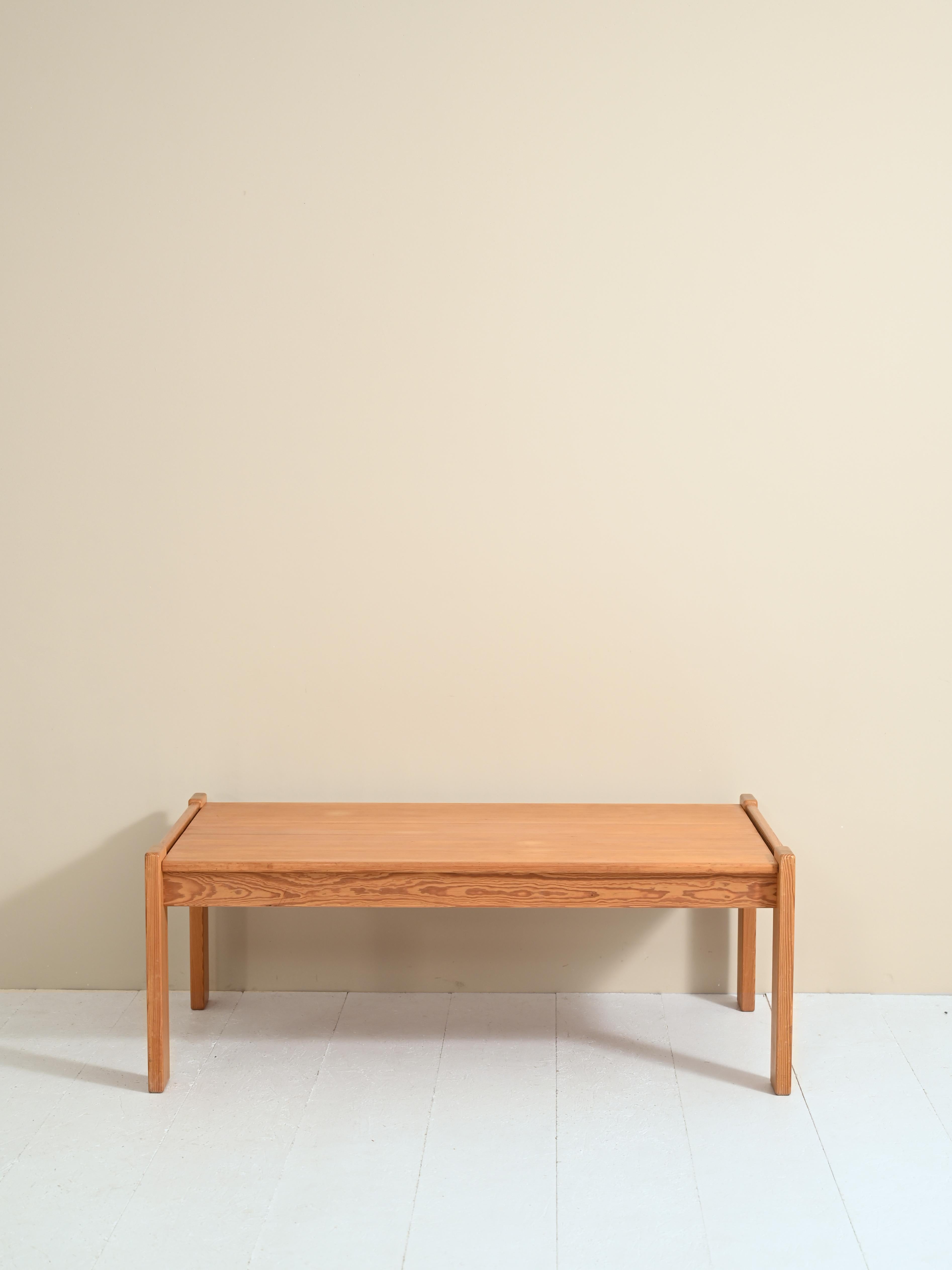 Yngve Ekström sofa table designed by Yngve Ekstom for Swedese in the 1970s.
The table is made of pine wood, recognizable by its light color and distinctive grain.
Ideal if you are looking for a design piece to furnish a room of significant