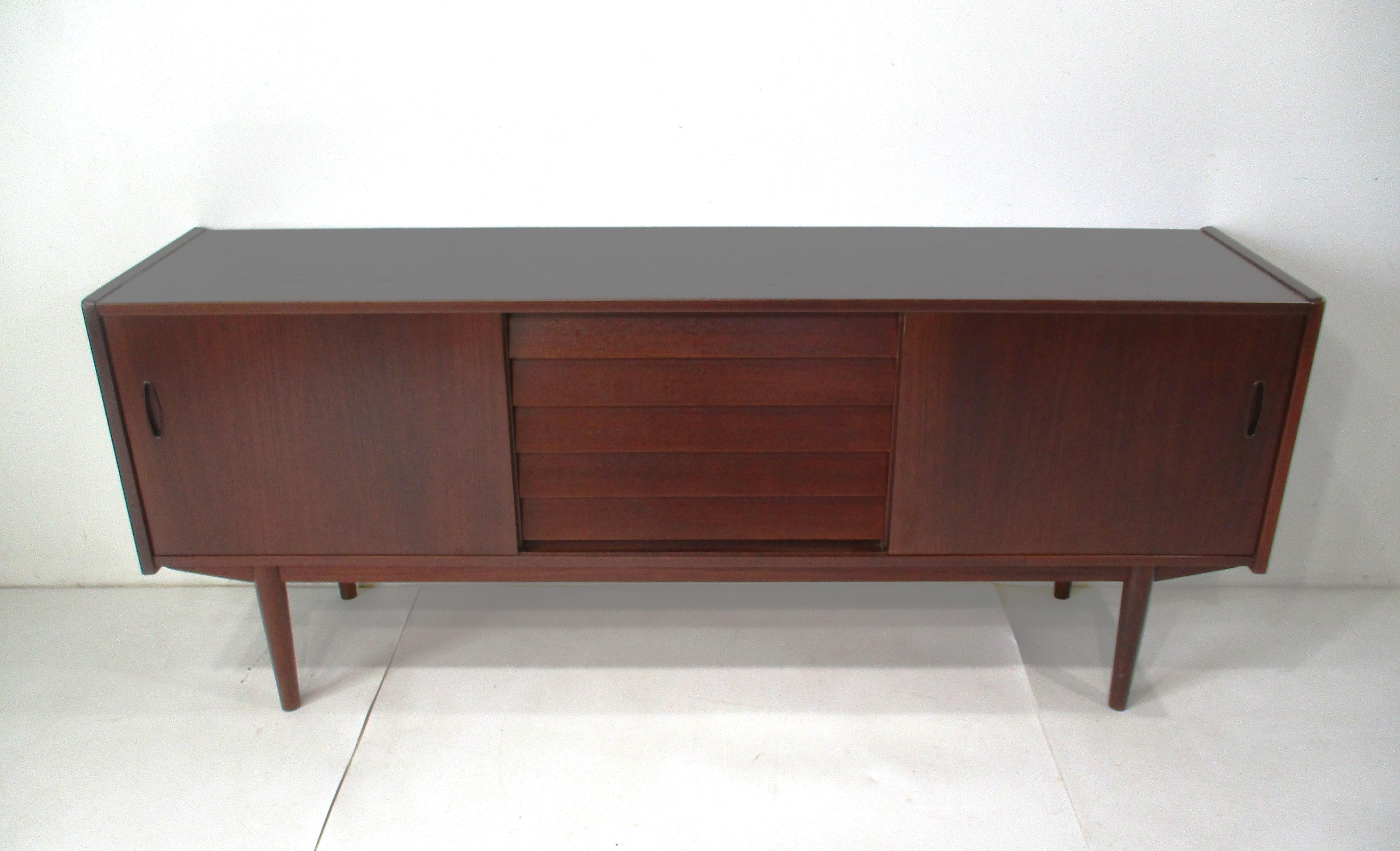 Credenza de estilo danés en teca de Yngve Ekstrom para Swedese / Pastoe Suecia en venta 7