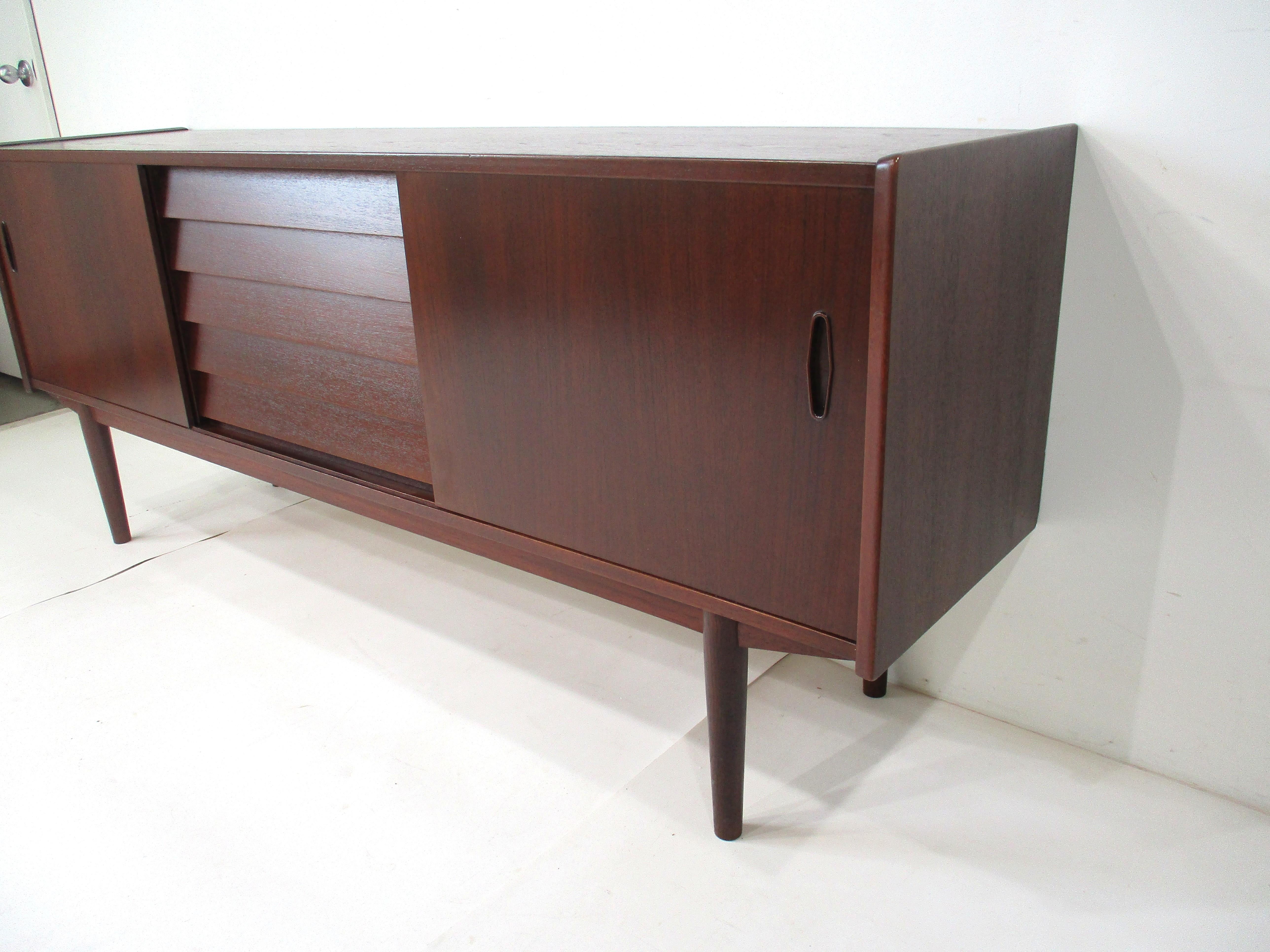 Credenza de estilo danés en teca de Yngve Ekstrom para Swedese / Pastoe Suecia Moderno de mediados de siglo en venta