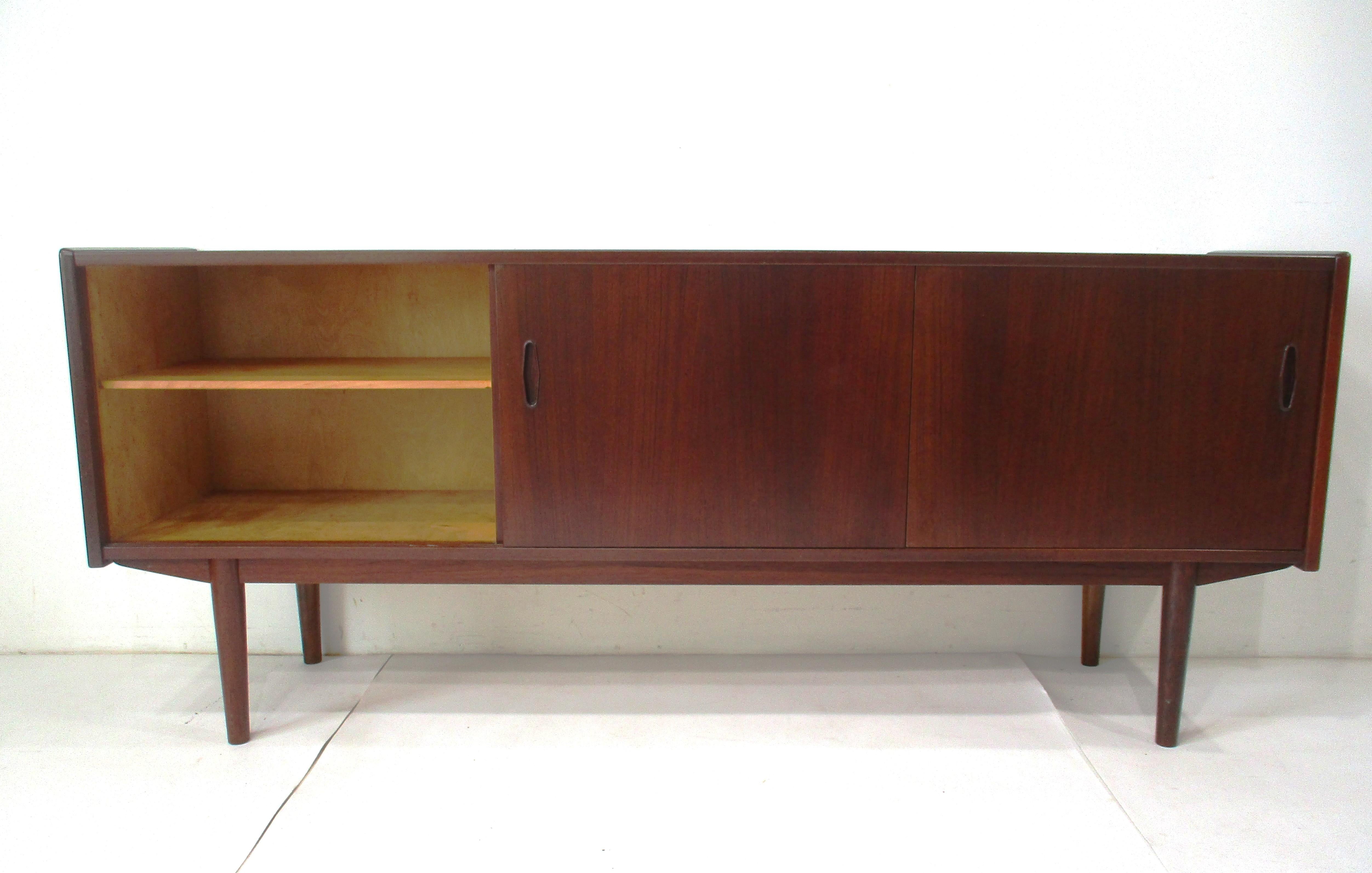 Credenza de estilo danés en teca de Yngve Ekstrom para Swedese / Pastoe Suecia Sueco en venta