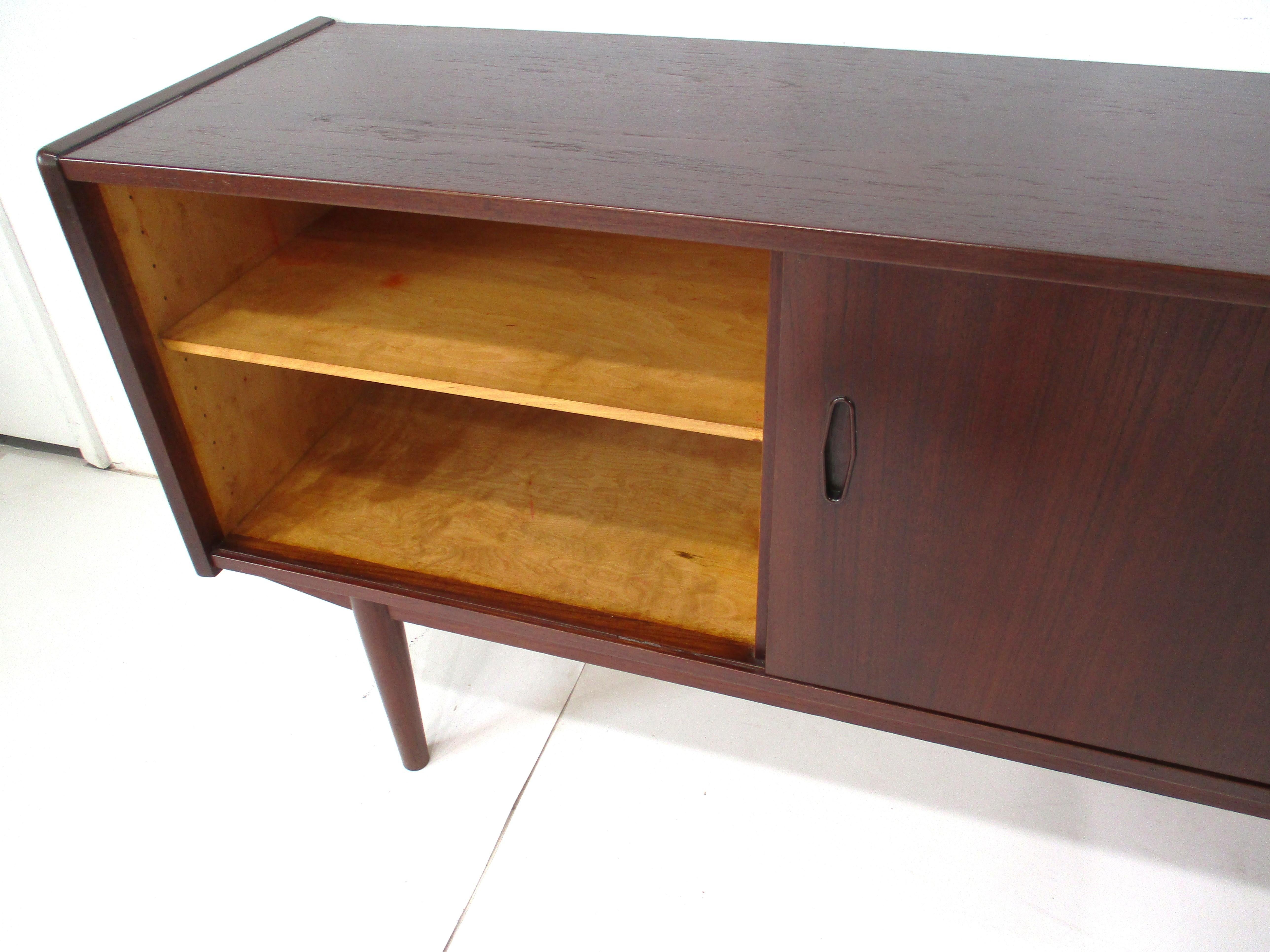 Credenza de estilo danés en teca de Yngve Ekstrom para Swedese / Pastoe Suecia en Bueno estado para la venta en Cincinnati, OH