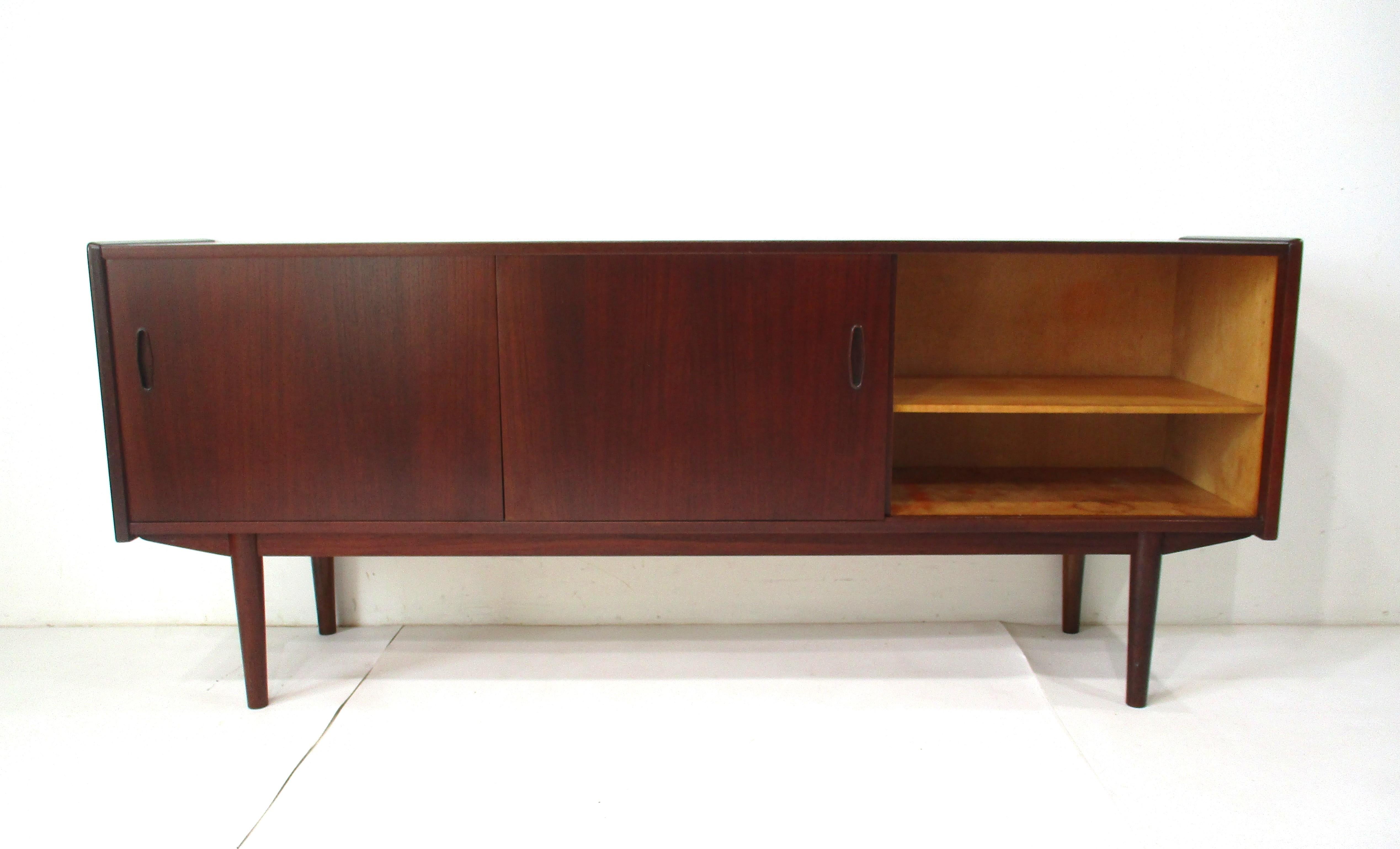 Credenza de estilo danés en teca de Yngve Ekstrom para Swedese / Pastoe Suecia siglo XX en venta