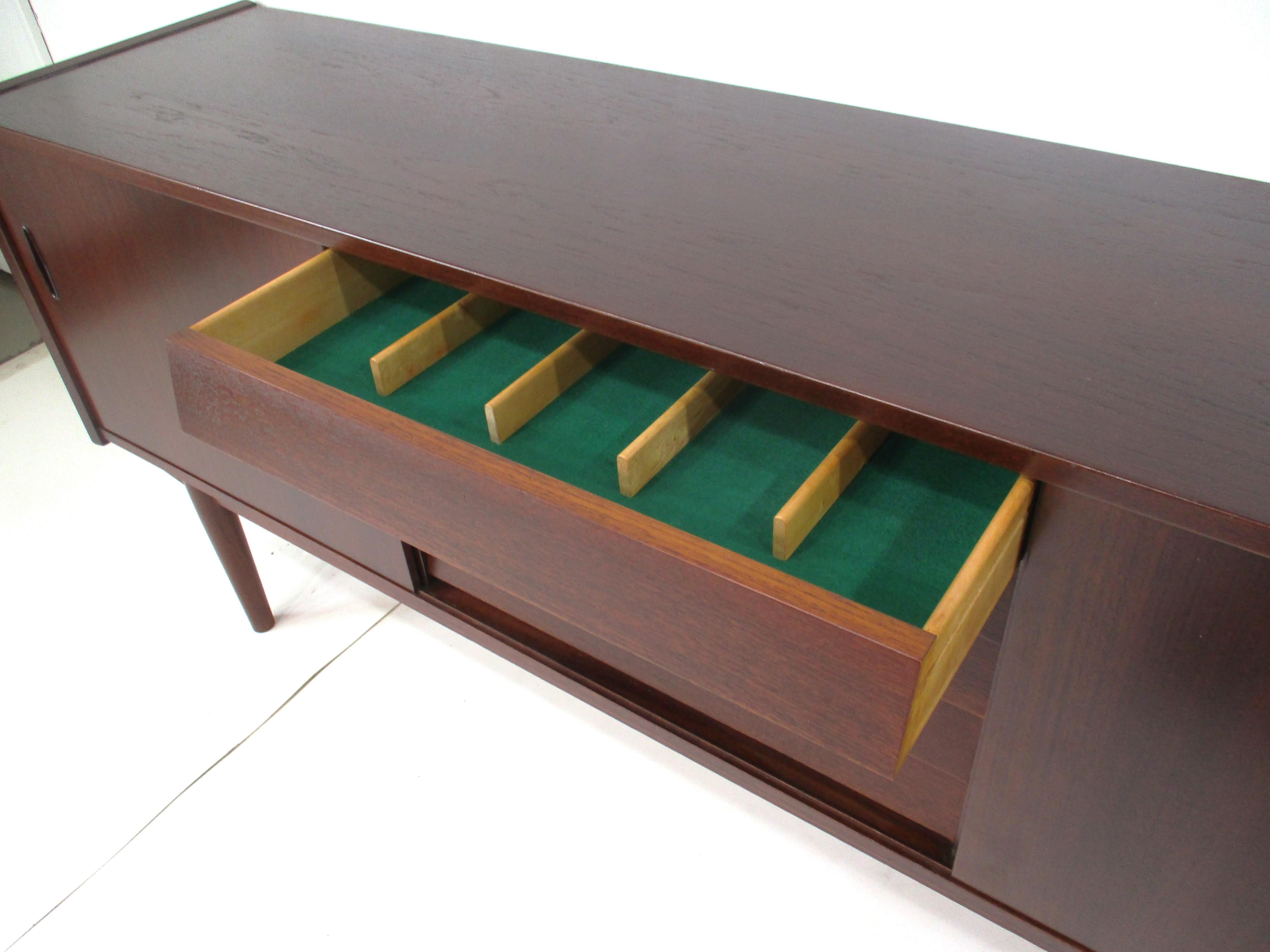 Credenza de estilo danés en teca de Yngve Ekstrom para Swedese / Pastoe Suecia en venta 1