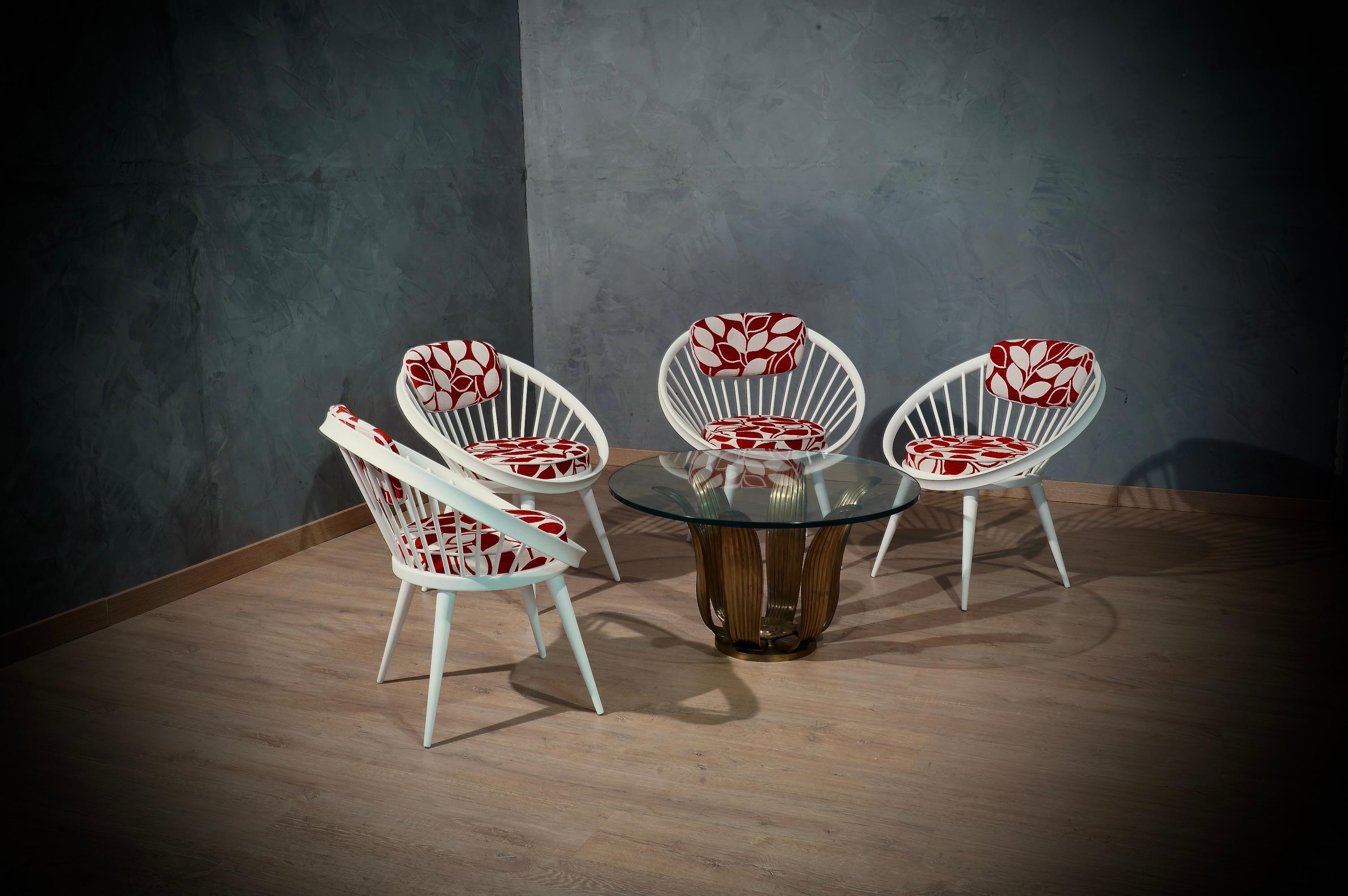 Charakteristischer Kreisstuhl von Yngve Ekström, aufregendes Design, das durch den schönen weiß-roten Stoff elegant wird.

Der Stuhl ist ein klassischer Kreisstuhl von Yngve Ekström, der aus Buchenholz gefertigt und in diesem Fall weiß lackiert