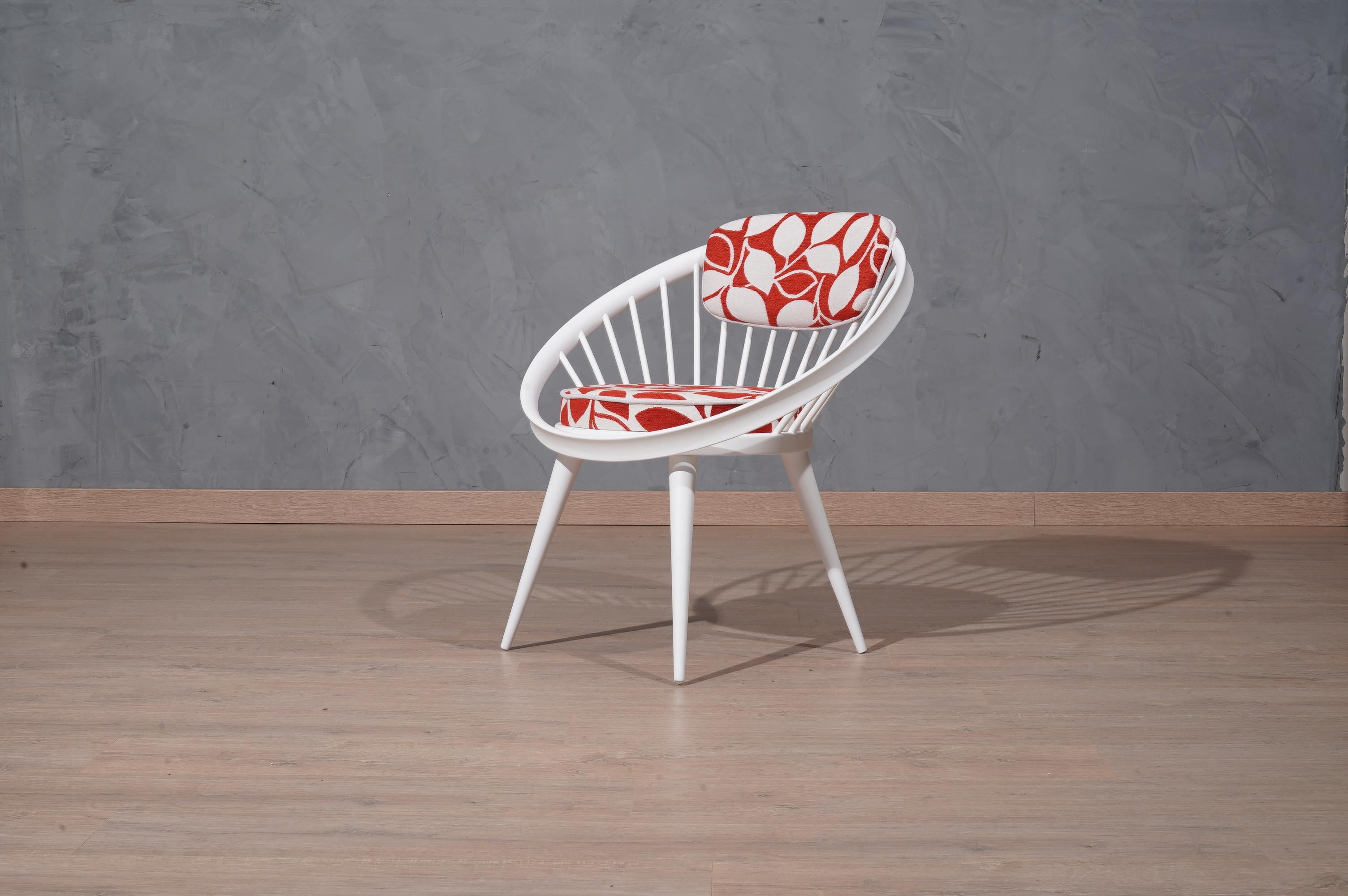 Yngve Ekström White and Red Mid-Century Circle Chair, 1960 For Sale 1