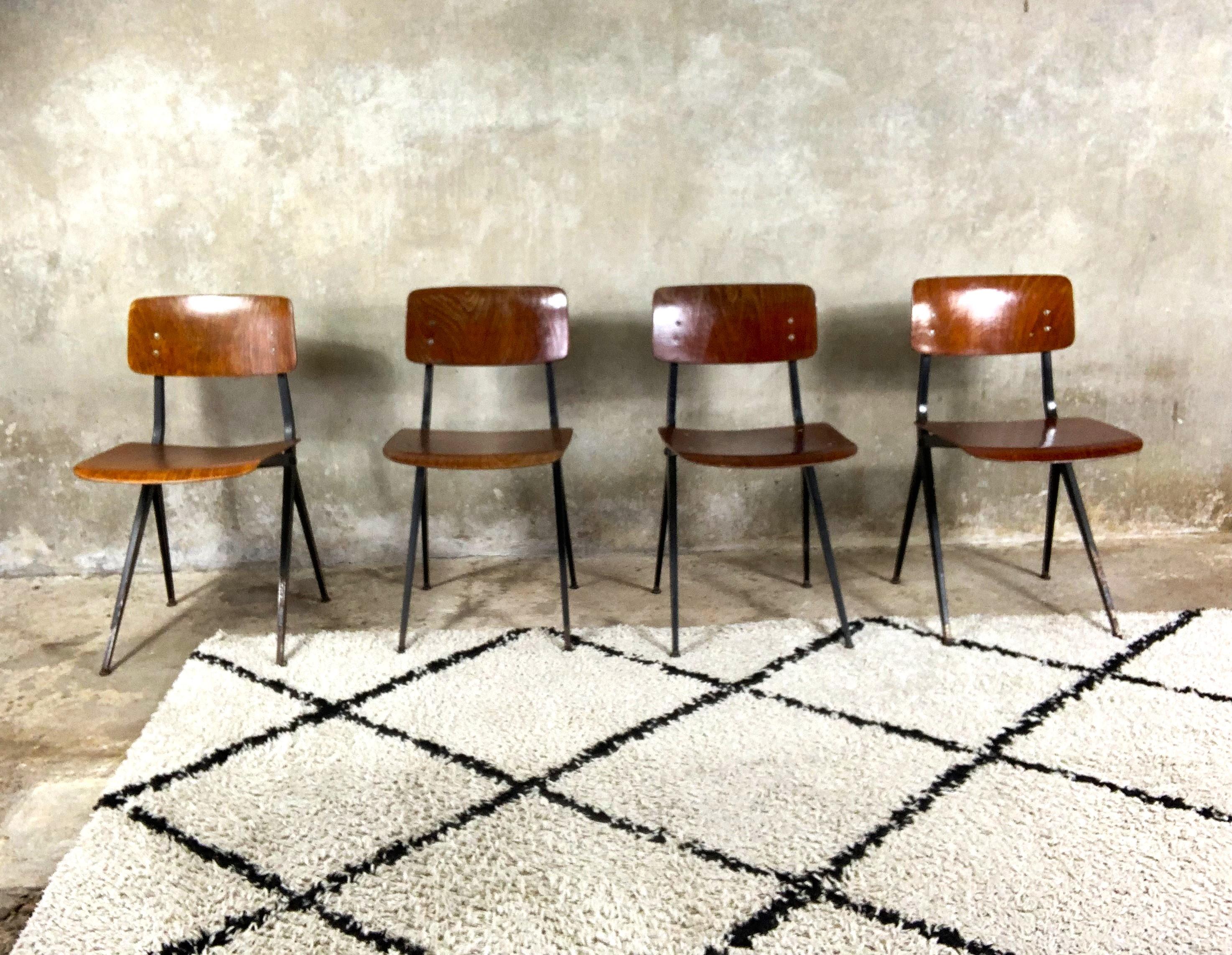 Chaises conçues par Ynske Kooistra pour Marko Holland pour les écoles néerlandaises dans les années 1960. Ces chaises ont une structure très stable et des éléments qui résistent à la destruction. La disposition des pieds confère à l'ensemble un