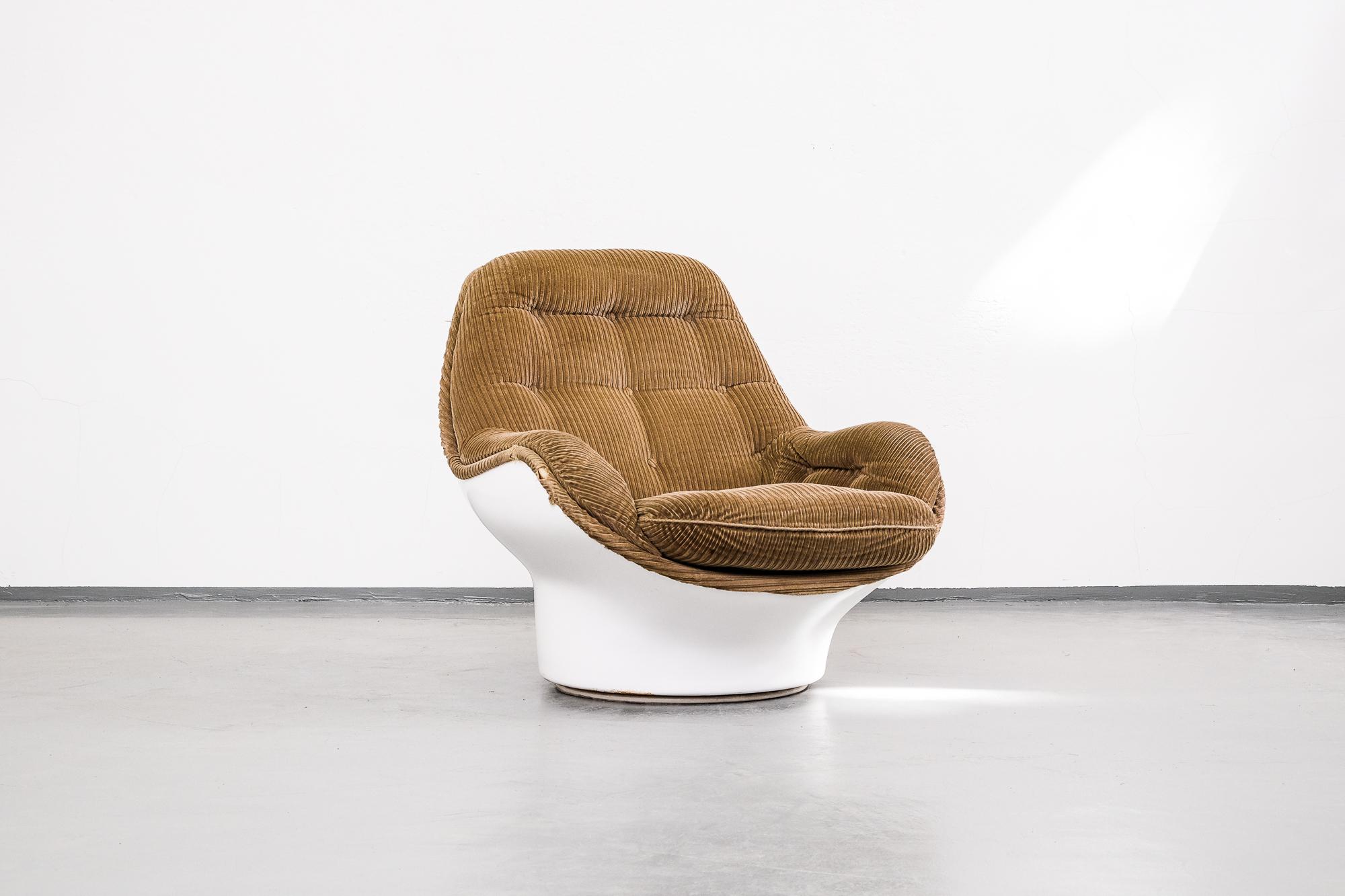 'Yoga' lounge chair designed by Michel Cadestin, manufactured by Airborne International in France, circa 1970.

This eye-catching and comfortable rotating lounge chair is made of high quality white fiberglass with the original light brown corduroy