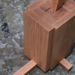 Lámpara de pie Yogi de madera de roble en voladizo con detalles de cuero