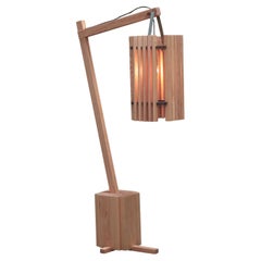Lámpara de pie Yogi de madera de roble en voladizo con detalles de cuero
