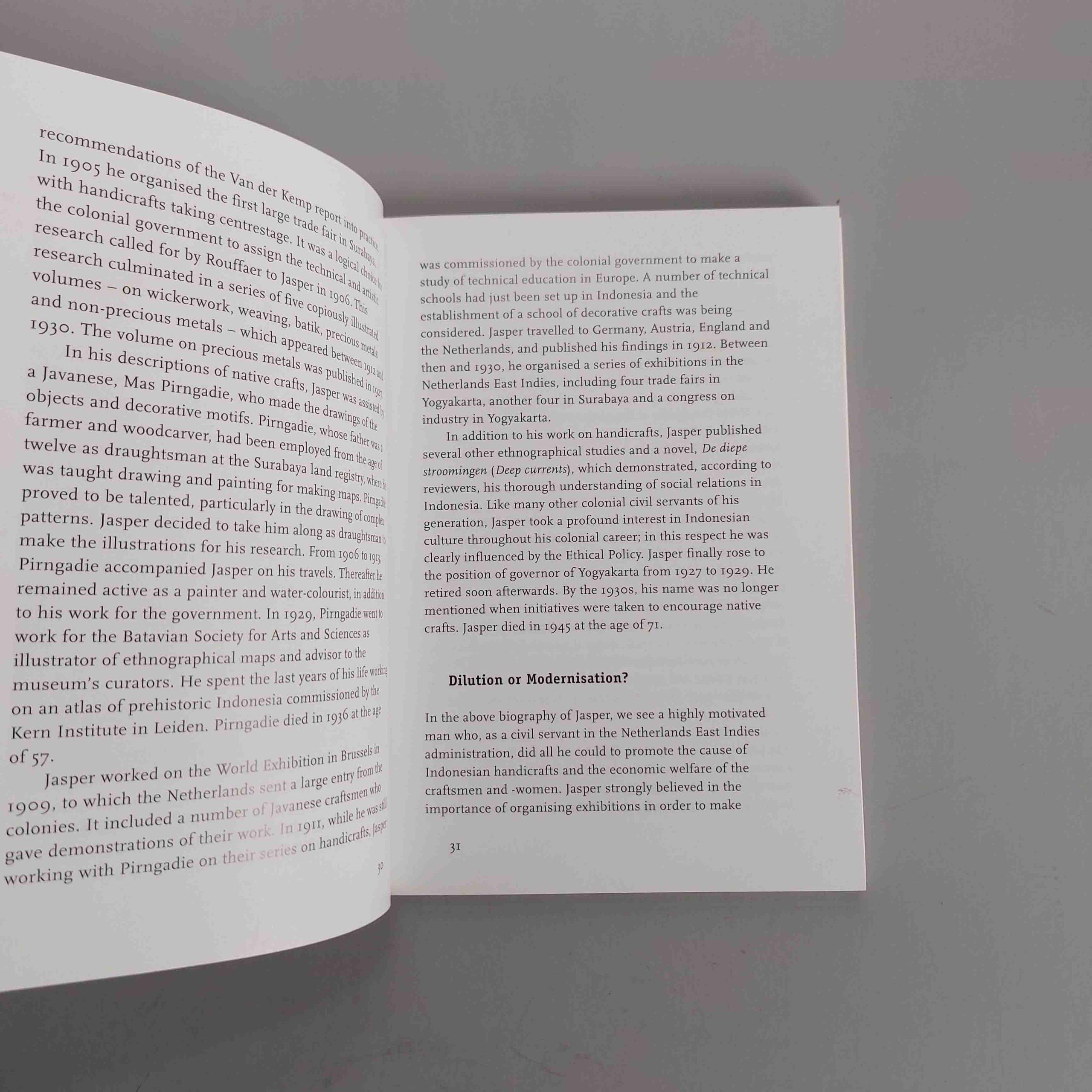 XX secolo Yogya Silver Book - Renewal of a Javanese Handicraft by Pienke W.H.Kal in vendita