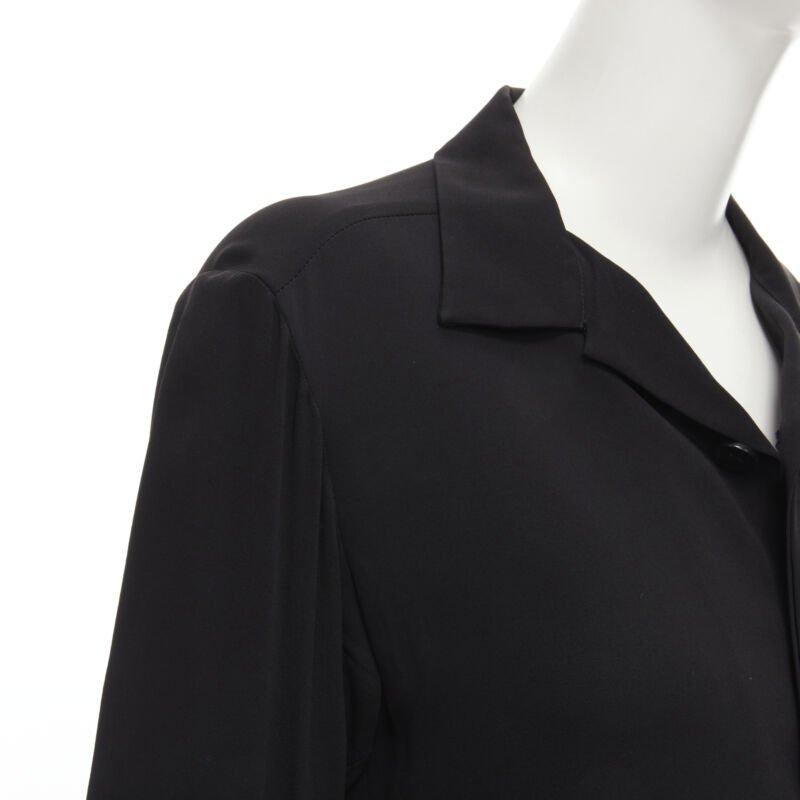 YOHJI YAMAMOTO Camisa de crepé 100% seda con cuello abierto y botones ocultos
Referencia: AEMA/A00048
Marca: Yohji Yamamoto
Diseñador: Yohji Yamamoto
Material: Seda
Color: Negro
Patrón: Sólido
Cierre: Botón
Detalles adicionales: Botón oculto