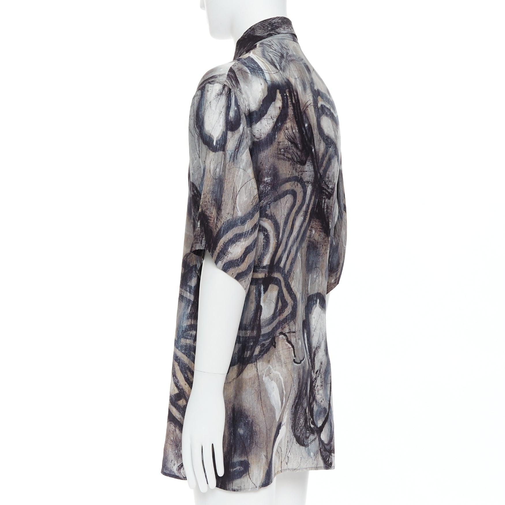 YOHJI YAMAMOTO 100% seda gris beige estampado abstracto camisa relajada JP2 M en venta 1