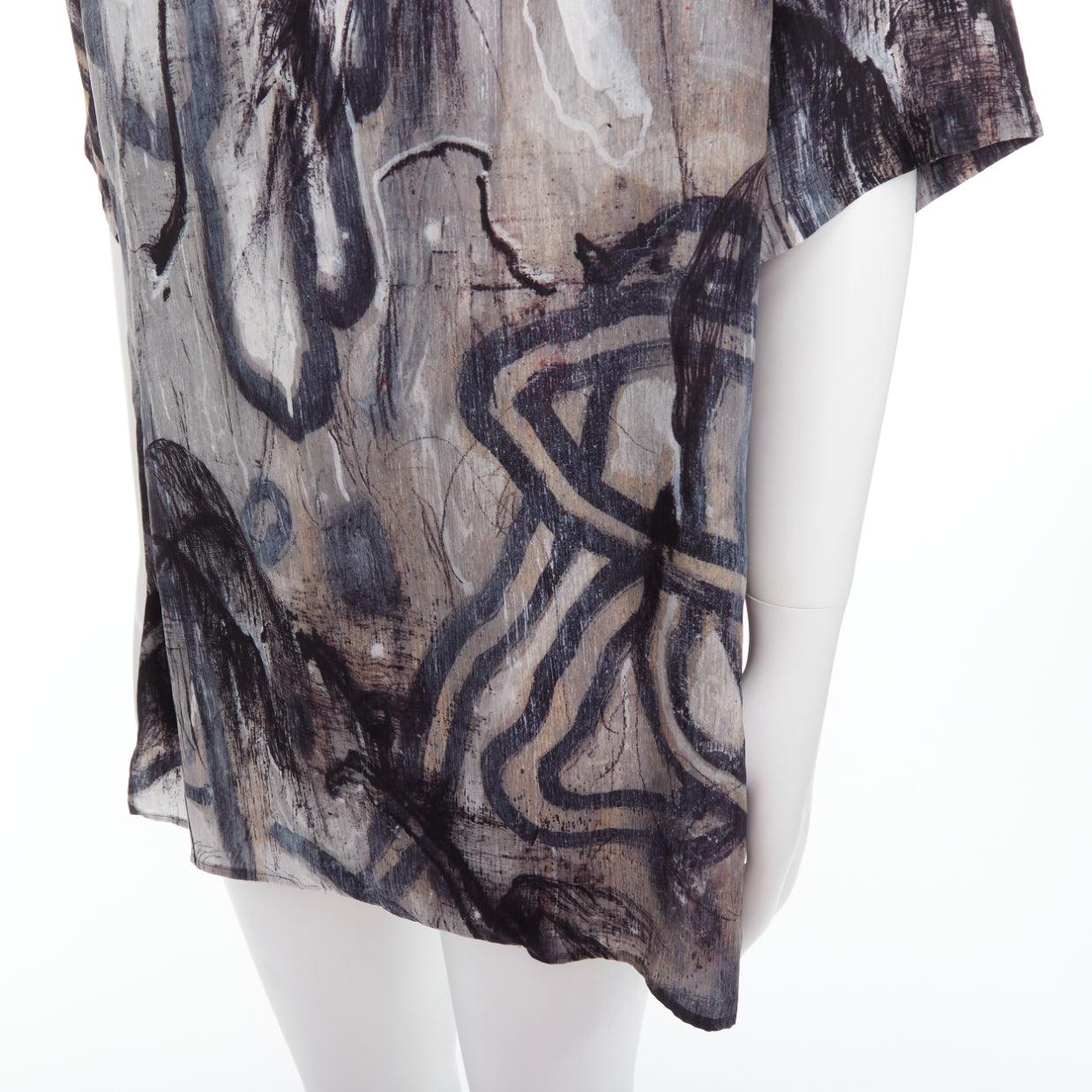 YOHJI YAMAMOTO 100% seda gris beige estampado abstracto camisa relajada JP2 M en venta 2