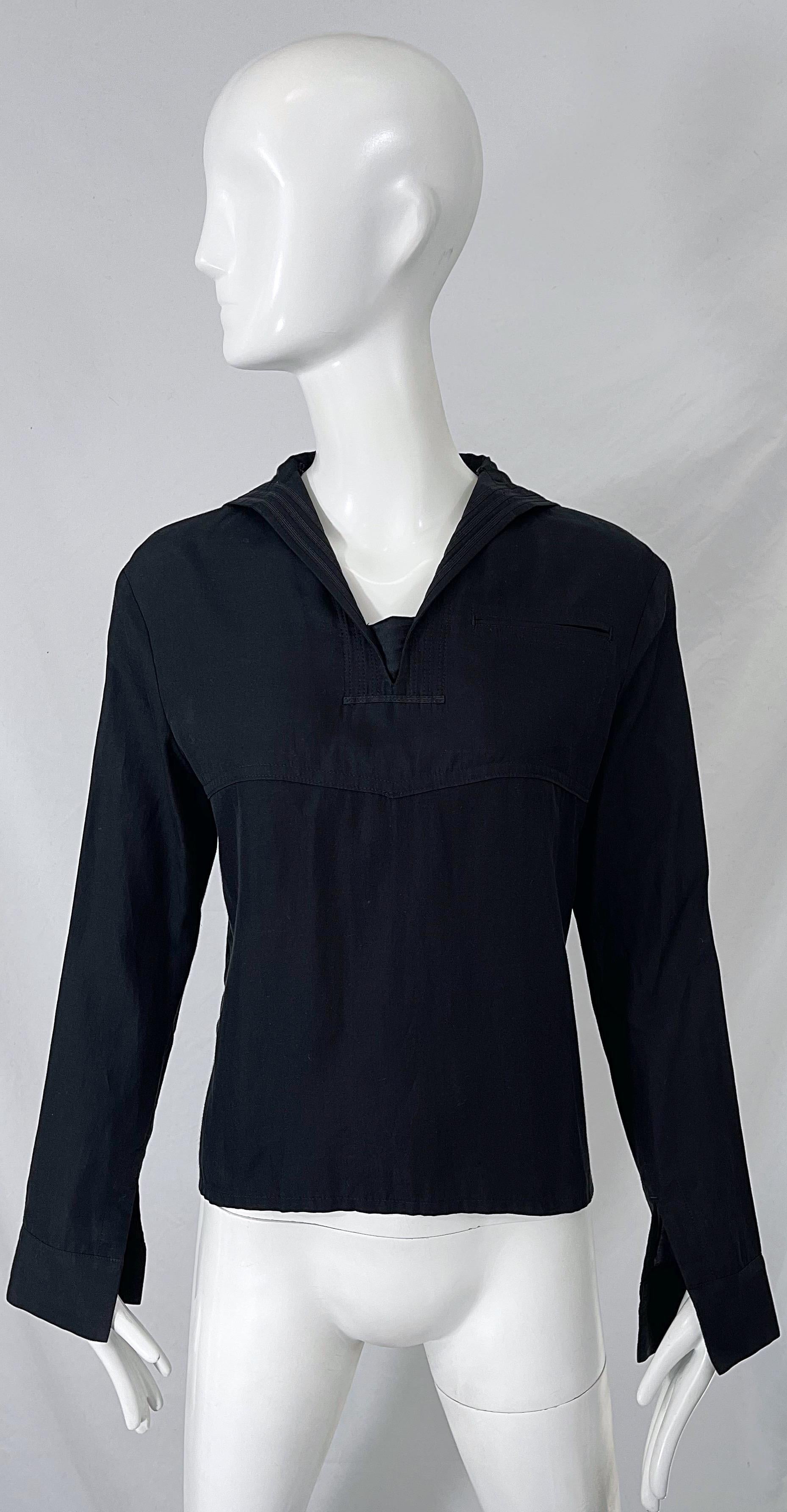 Superbe chemise de marin en soie et coton noir de YOHJI YAMAMOTO des années 90 ! Composé de 55% de soie et de 45% de coton. Fermeture éclair cachée sur le côté. Peut facilement s'habiller ou se déguiser. A associer avec un jean, un pantalon, un