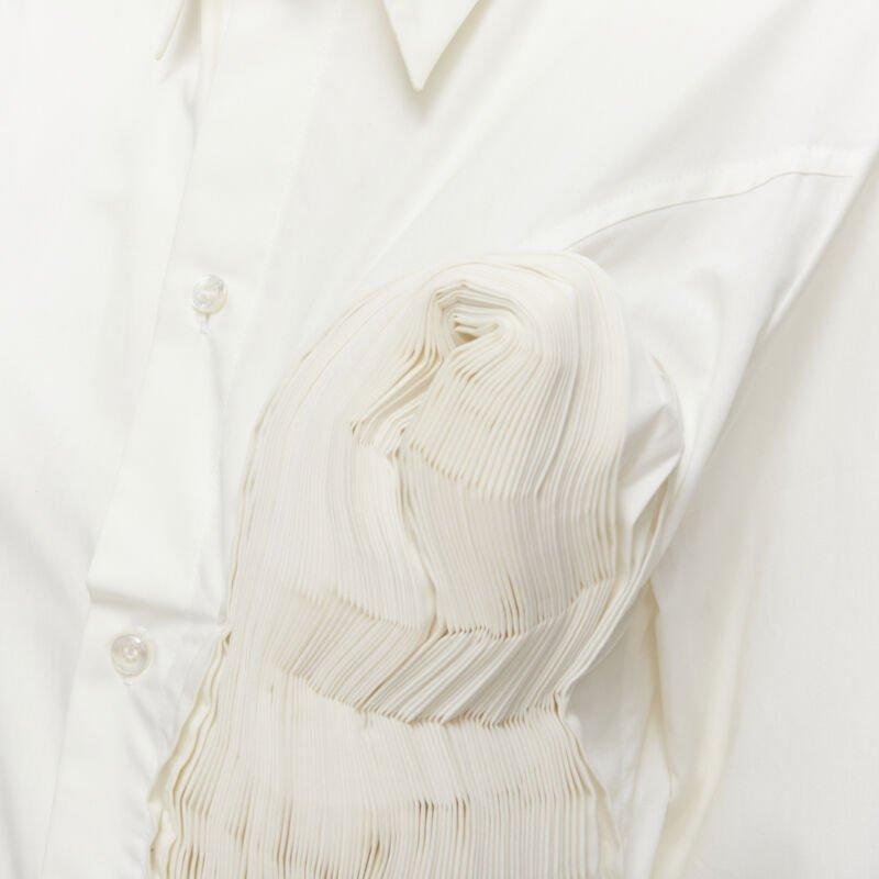 Yohji Yamamoto 2015 Camicia con pieghe a coltello ispirata a Madame Gres, bianca, JP3 L.
Riferimento: CRTI/A00576
Marchio: Yohji Yamamoto
Designer: Yohji Yamamoto
Collezione: 2015 - Pista
Materiale: Cotone
Colore: bianco
Modello: Tinta