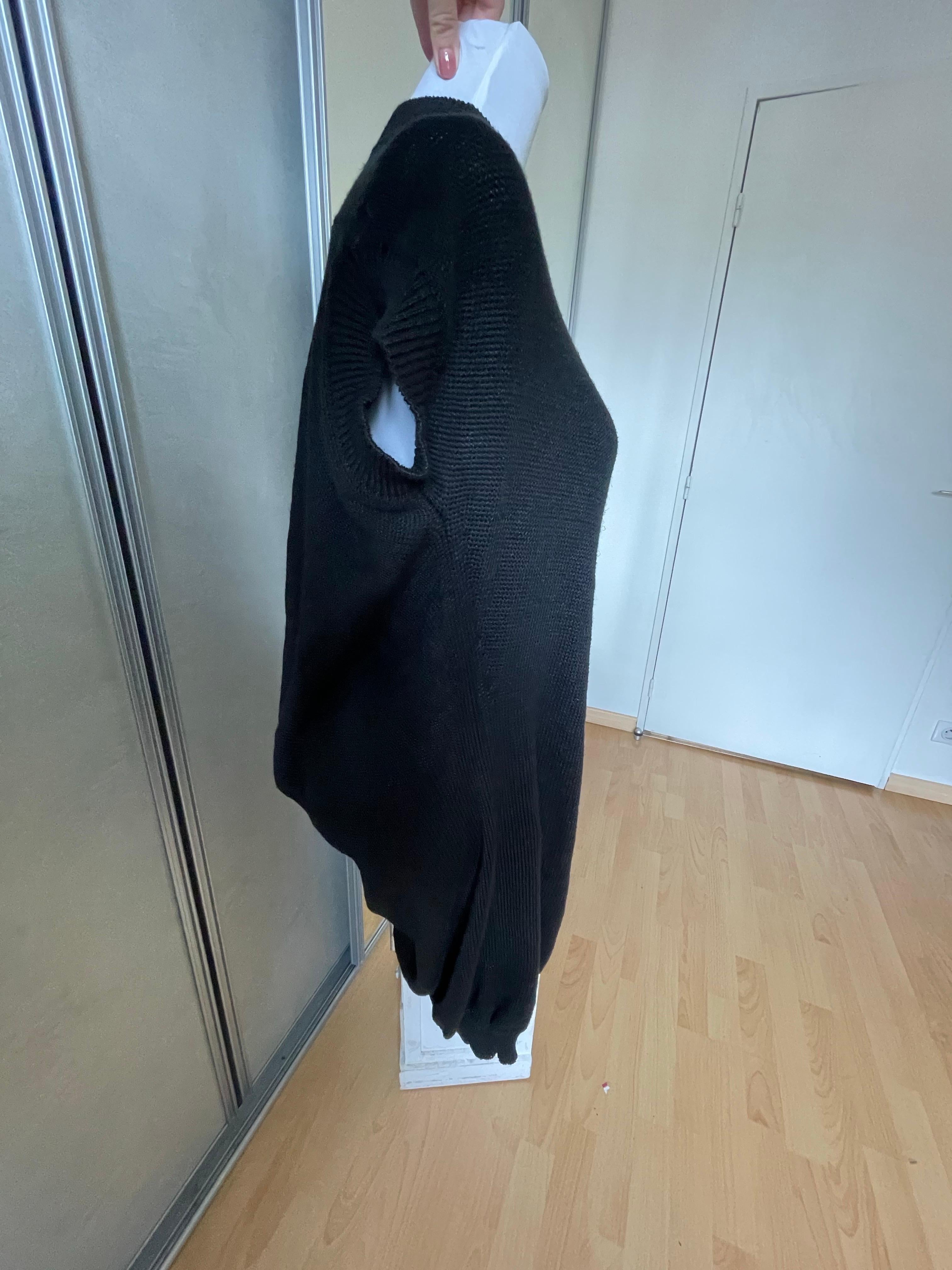 Wunderschönes asymmetrisches Pulloverkleid. Sehr guter Zustand. Größe 3. Composition Label fehlt, aber es ist Wolle.