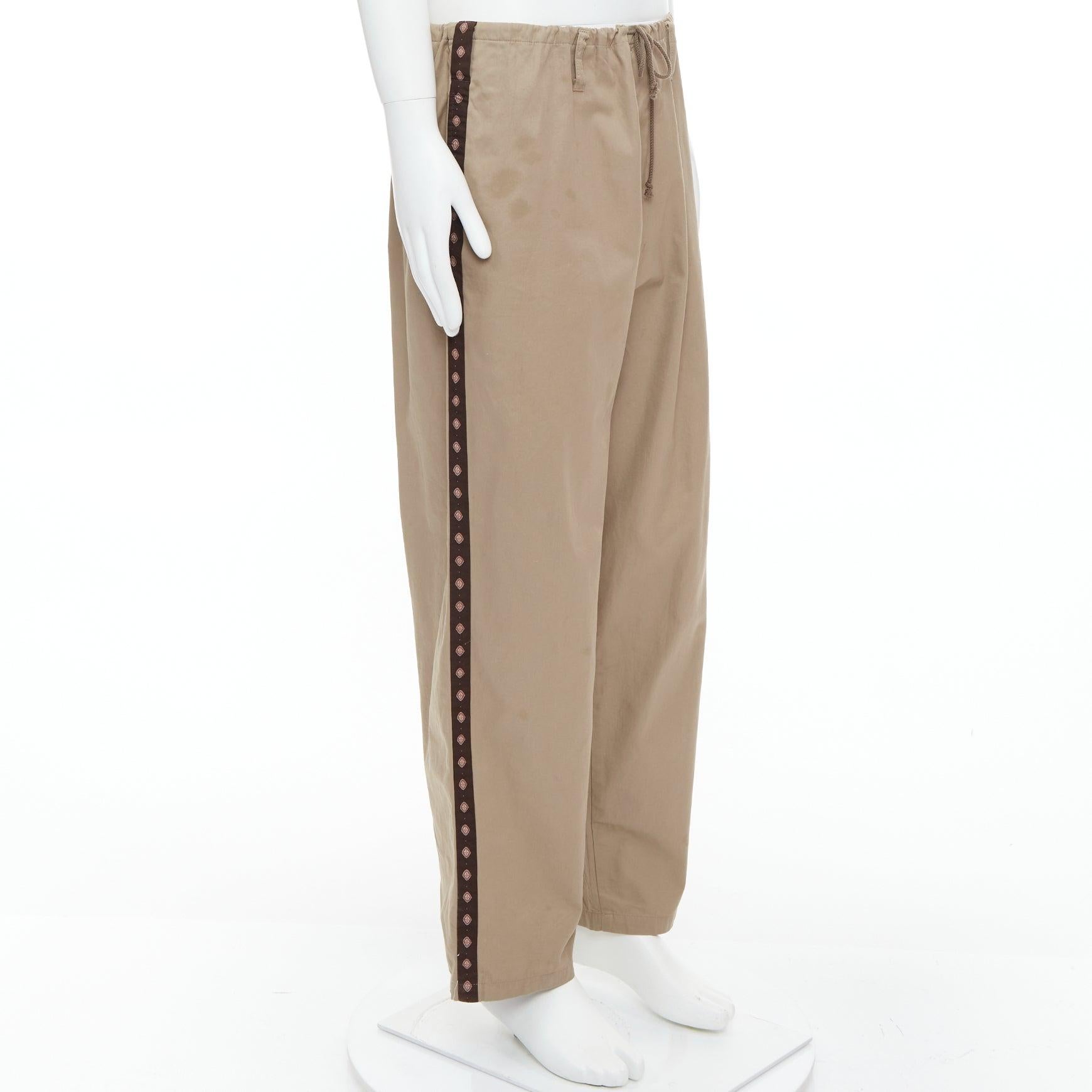 YOHJI YAMAMOTO Pantalones anchos con cordón de ajuste étnico marrón beige JP3 L
Referencia: PRWU/A00106
Marca: Yohji Yamamoto
Material: Algodón
Color: Beige, Marrón
Patrón: Étnico
Cierre: Cordón
Detalles adicionales: Ribete marrón con estampado