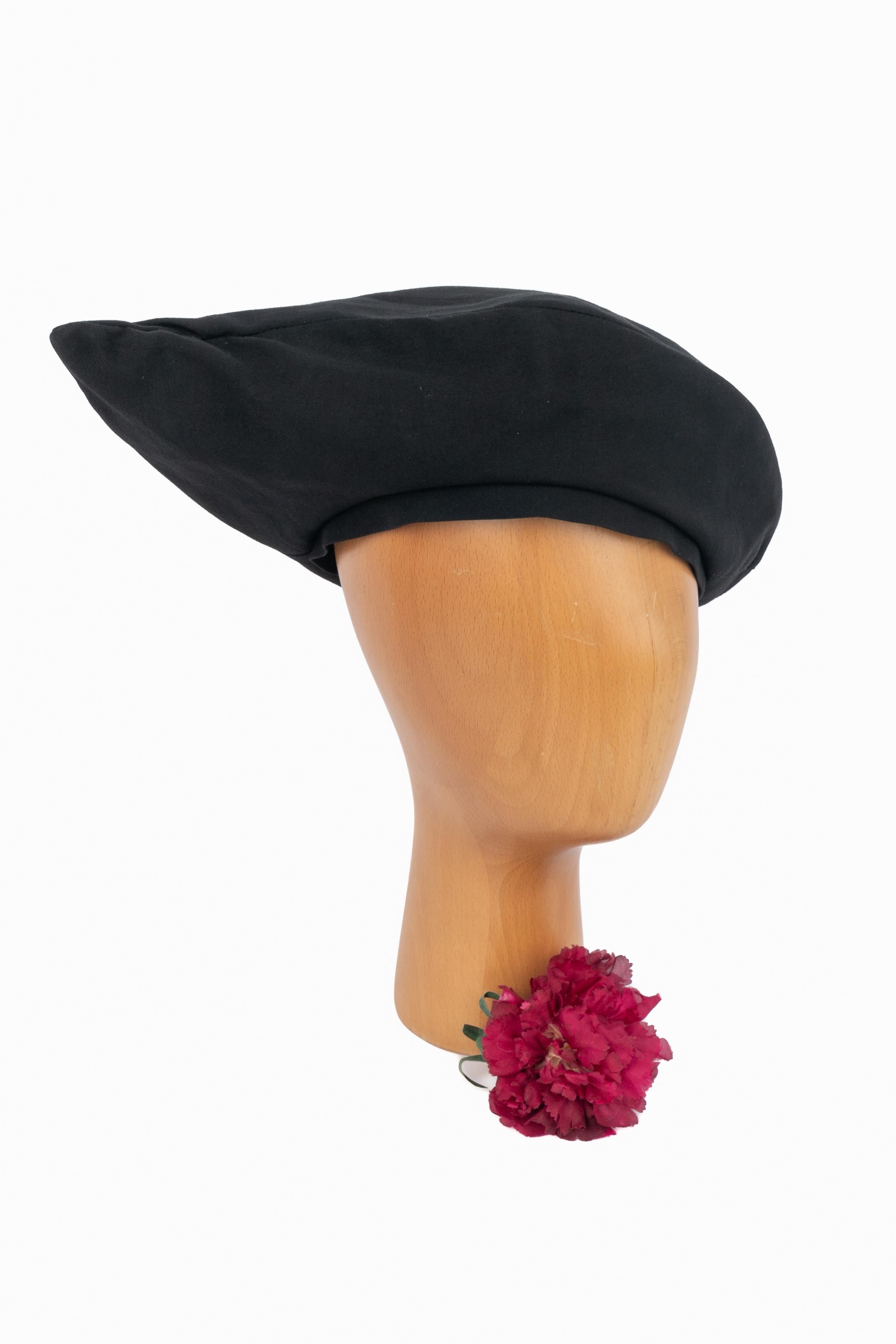 YOHJI YAMAMOTO - (Fabriqué au Japon) Chapeau de style béret en coton noir. Taille 1

Condit :
Très bon état.

Dimensions :
Circonférence : 55 cm

SKU:CHP152