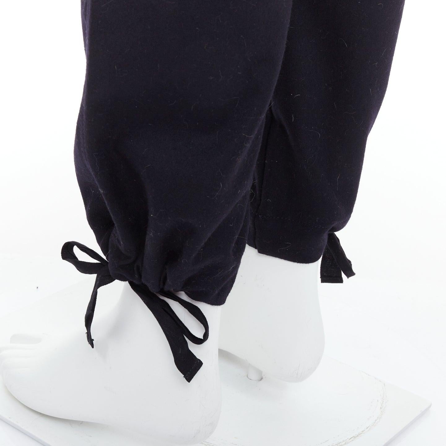 YOHJI YAMAMOTO negro 100% lana con cremallera bolsillo lateral dobladillo con cordón pantalón ancho JP3 L
Referencia: PRWU/A00103
Marca: Yohji Yamamoto
Material: Lana
Color: Negro, Plata
Patrón: Sólido
Cierre: Bragueta con botón
Detalles