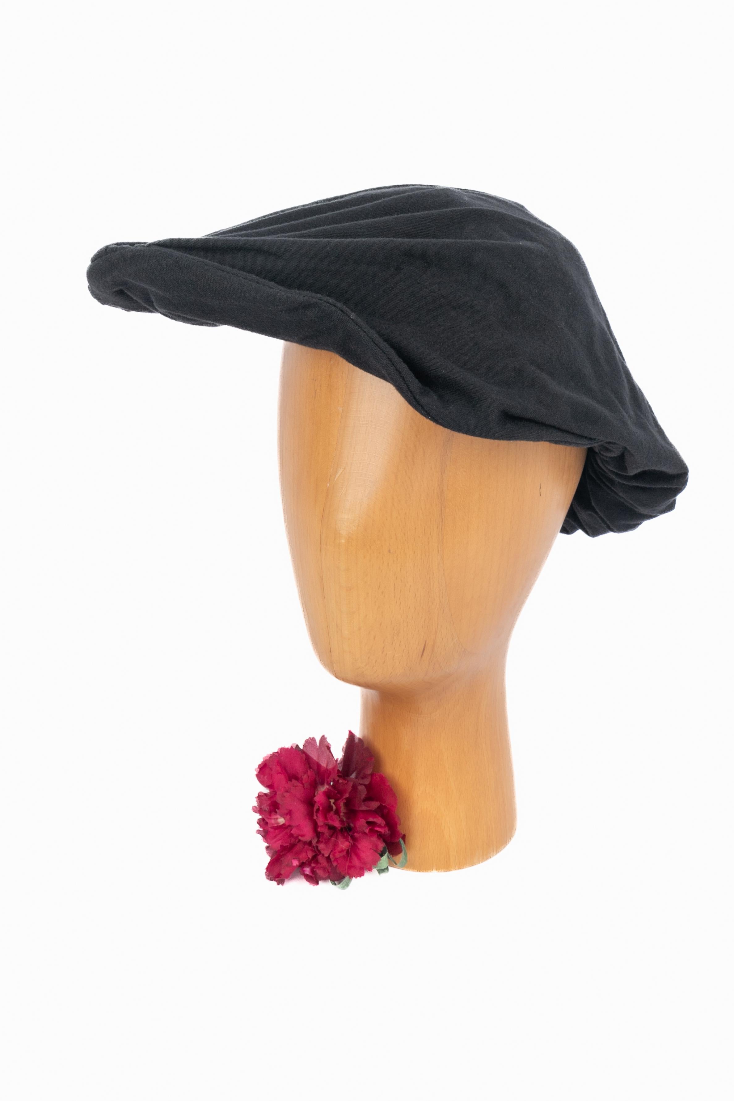 Yohji Yamamoto - (Made in Japan) Cappello a forma libera in cotone.

Condizioni:
Ottime condizioni

Dimensioni:
Taglia 2

SKU:CHP156