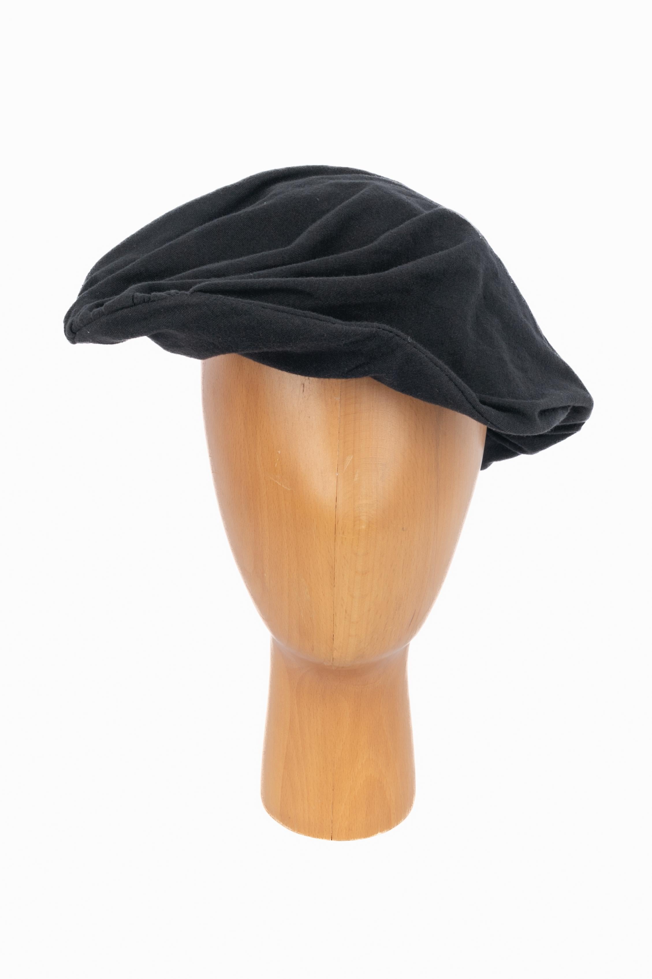 Beige Yohji Yamamoto black hat in vendita