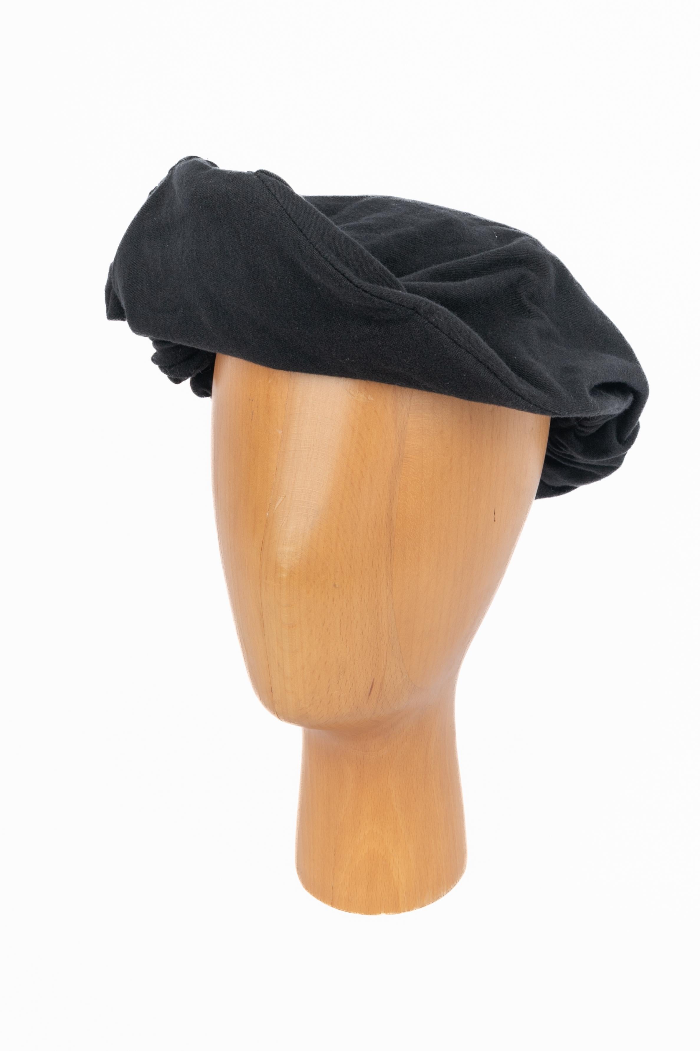 Yohji Yamamoto black hat In condizioni ottime in vendita a SAINT-OUEN-SUR-SEINE, FR