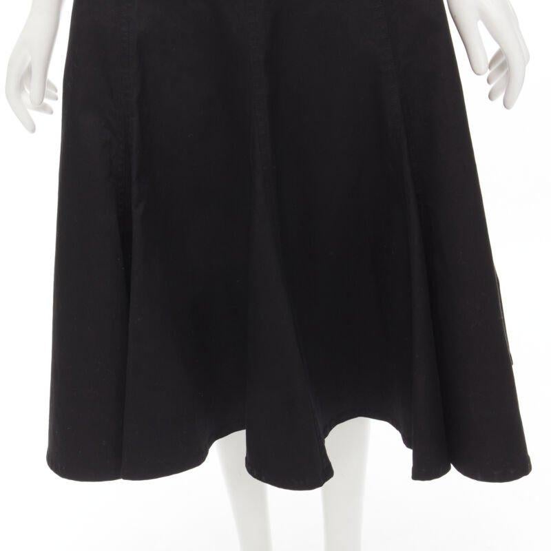 Yohji Yamamoto gonna midi svasata in cotone pesante nero JP2 M
Riferimento: AEMA/A00107
Marchio: Yohji Yamamoto
Designer: Yohji Yamamoto
Materiale: Cotone
Colore: nero
Modello: Tinta unita
Chiusura: zip
Prodotto in: Giappone

CONDIZIONE:
Condizioni: