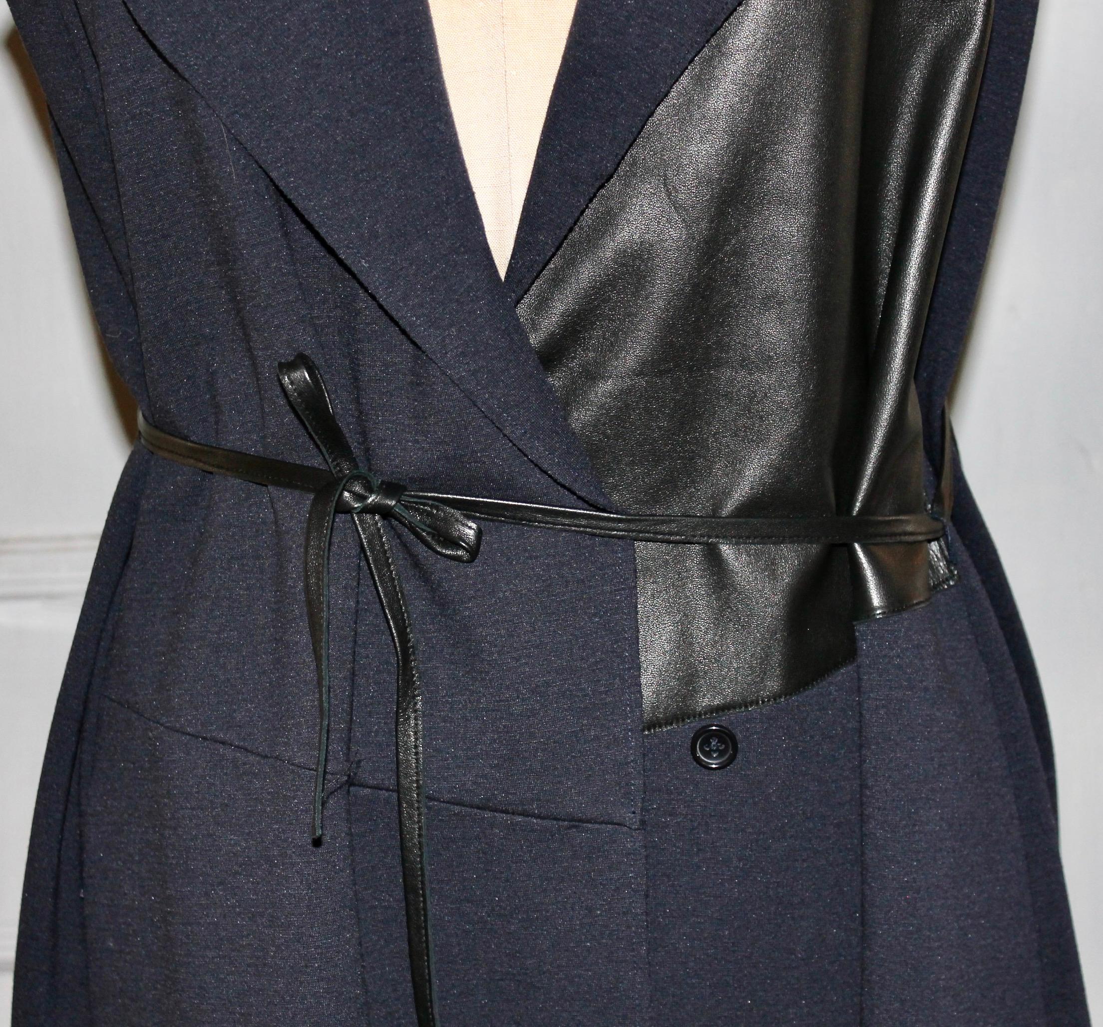 Magnifique robe-manteau avant gardiste en cuir et laine mélangés, de couleur noire. 