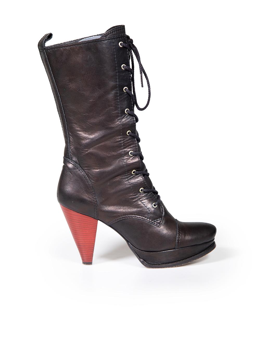 L'ÉTAT est bon. Une usure mineure des bottes est évidente. Légères usures sur les côtés, les orteils et les talons des deux bottes avec abrasions du cuir sur cet article de revente d'occasion du créateur Yohji Yamamoto. Ces bottes sont livrées avec