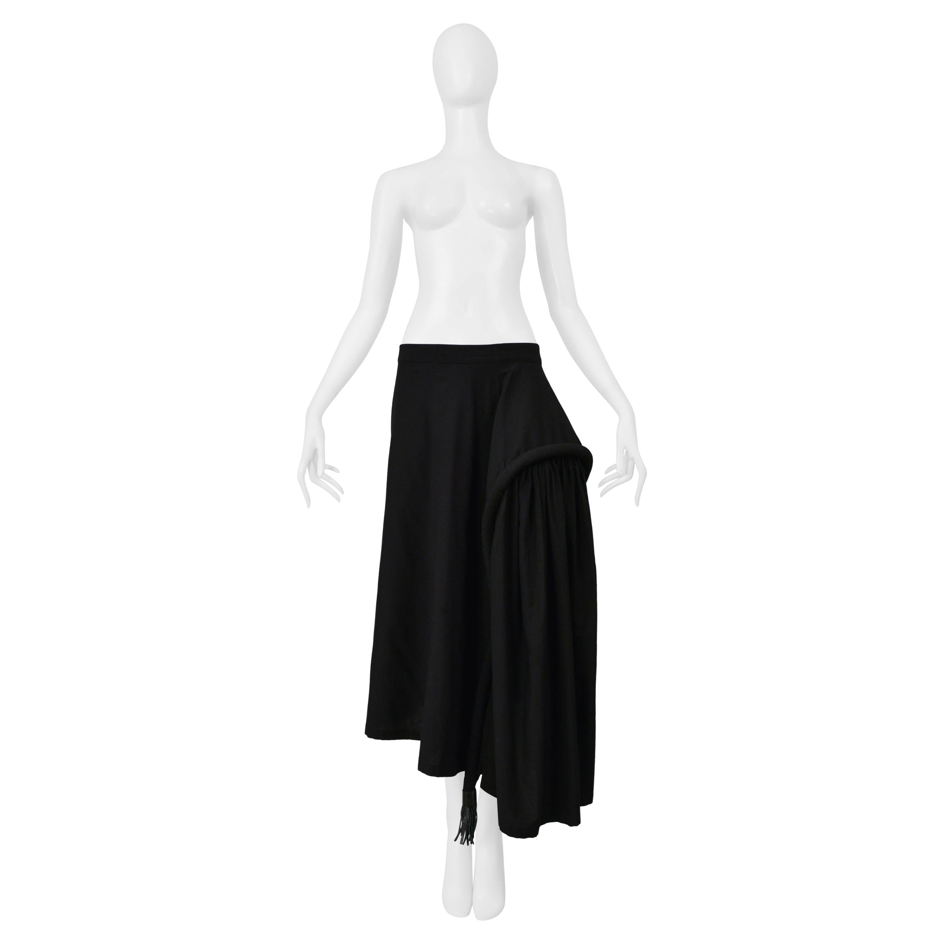 Yohji Yamamoto Schwarzer langer Rock mit gepolsterter Naht und Lederquasten 2001