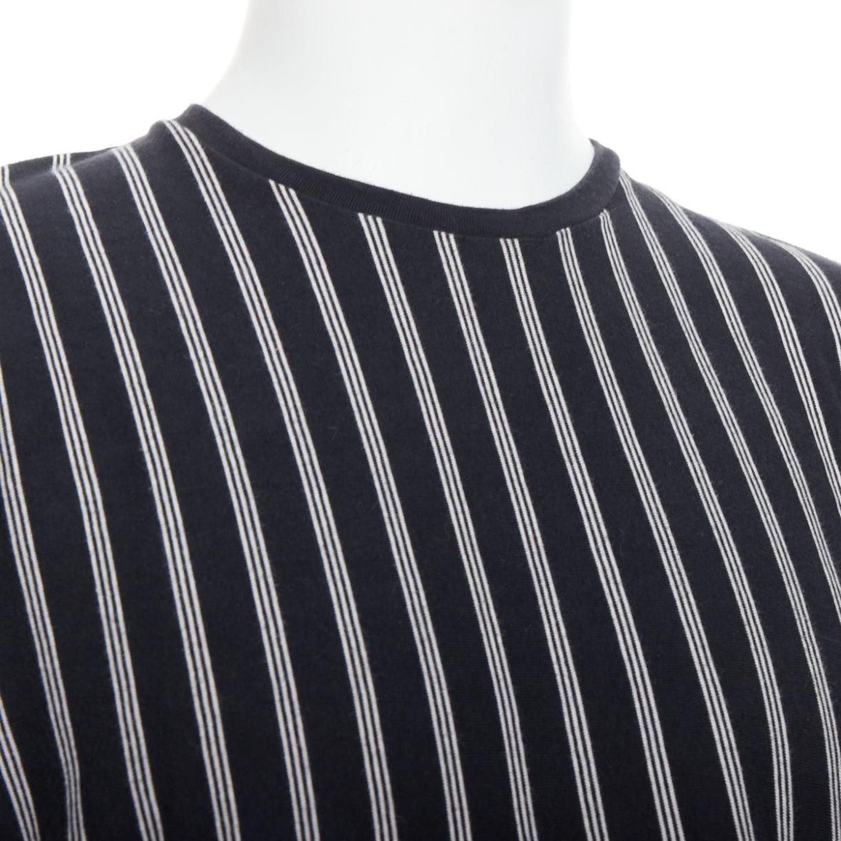Yohji Yamamoto - tshirt a righe verticali bianche e nere con stampa asimmetrica - M.
Riferimento: PRWU/A00068
Marchio: Yohji Yamamoto
Materiale: Cotone
Colore: Nero, Bianco
Modello: A righe
Chiusura: Pullover
Dettagli extra: Schiena a righe