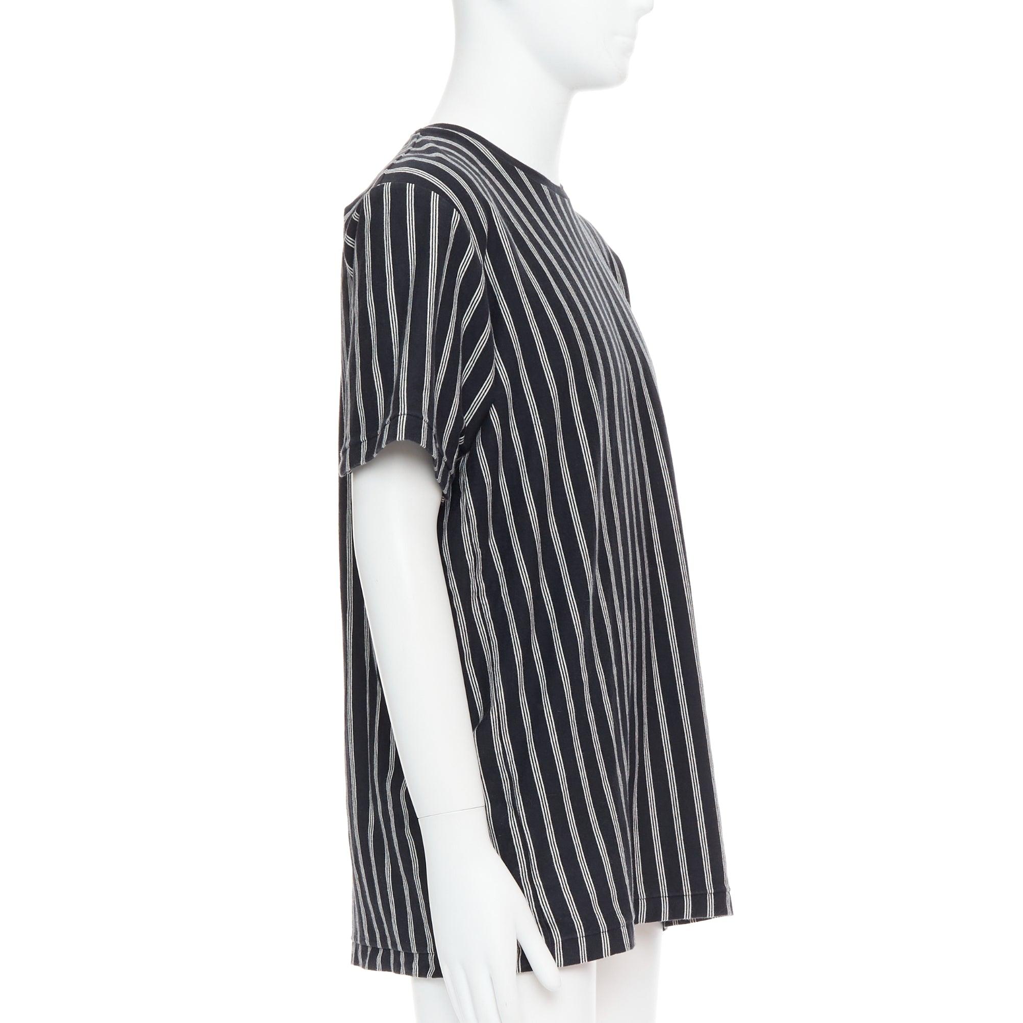 Yohji Yamamoto - tshirt a righe verticali bianche e nere con stampa asimmetrica - M. In condizioni buone in vendita a Hong Kong, NT