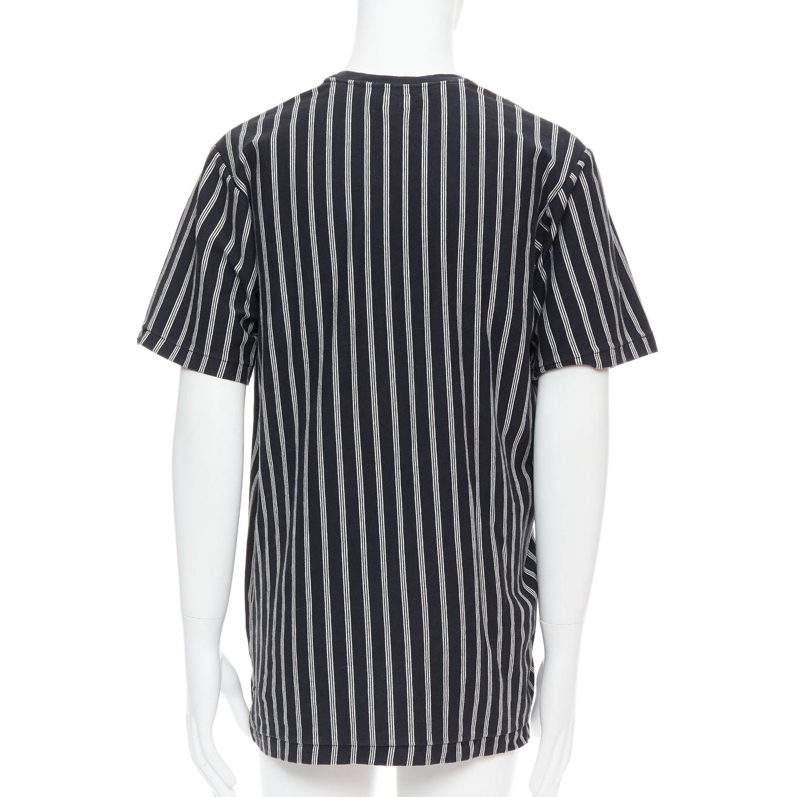 Uomo Yohji Yamamoto - tshirt a righe verticali bianche e nere con stampa asimmetrica - M. in vendita