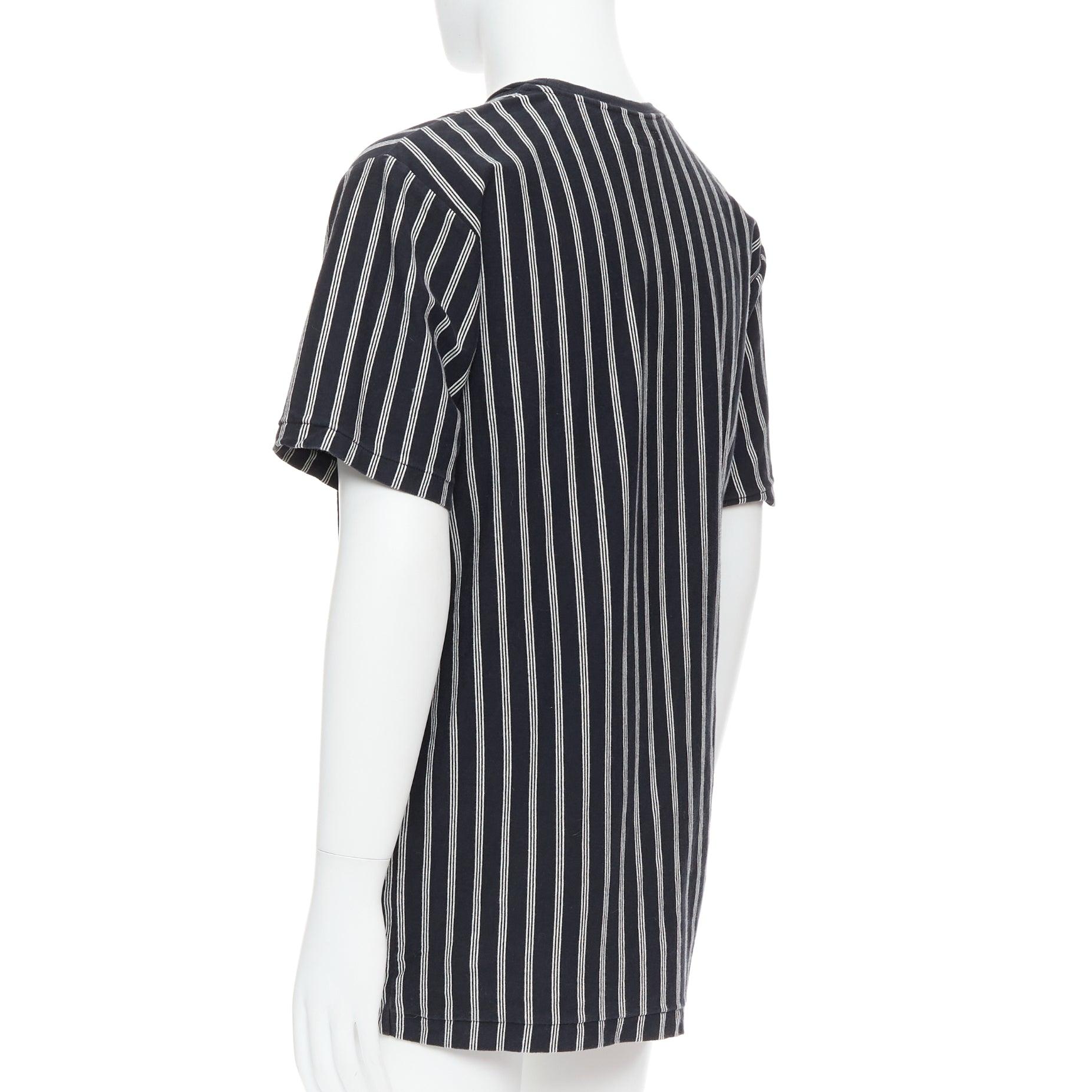 Yohji Yamamoto - tshirt a righe verticali bianche e nere con stampa asimmetrica - M. in vendita 1
