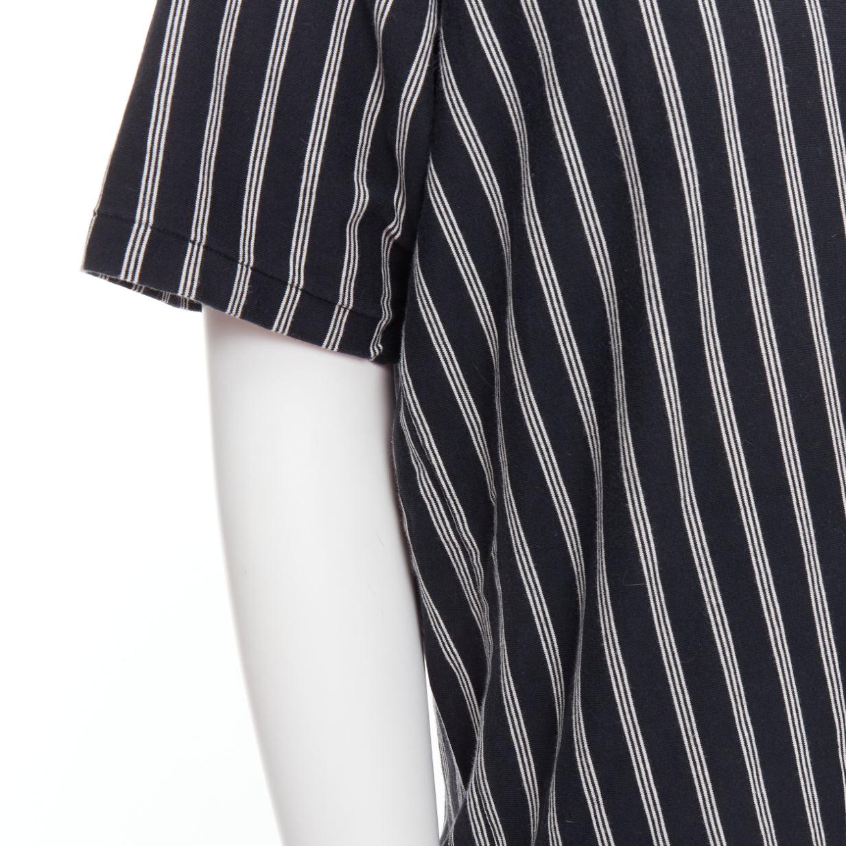 Yohji Yamamoto - tshirt a righe verticali bianche e nere con stampa asimmetrica - M. in vendita 2