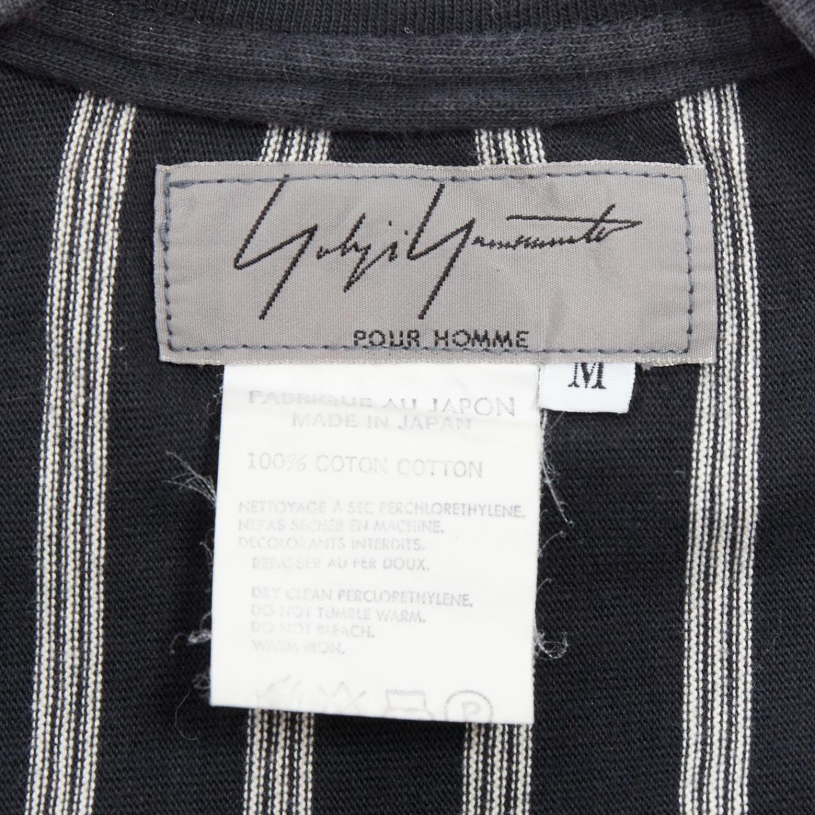Yohji Yamamoto - tshirt a righe verticali bianche e nere con stampa asimmetrica - M. in vendita 3