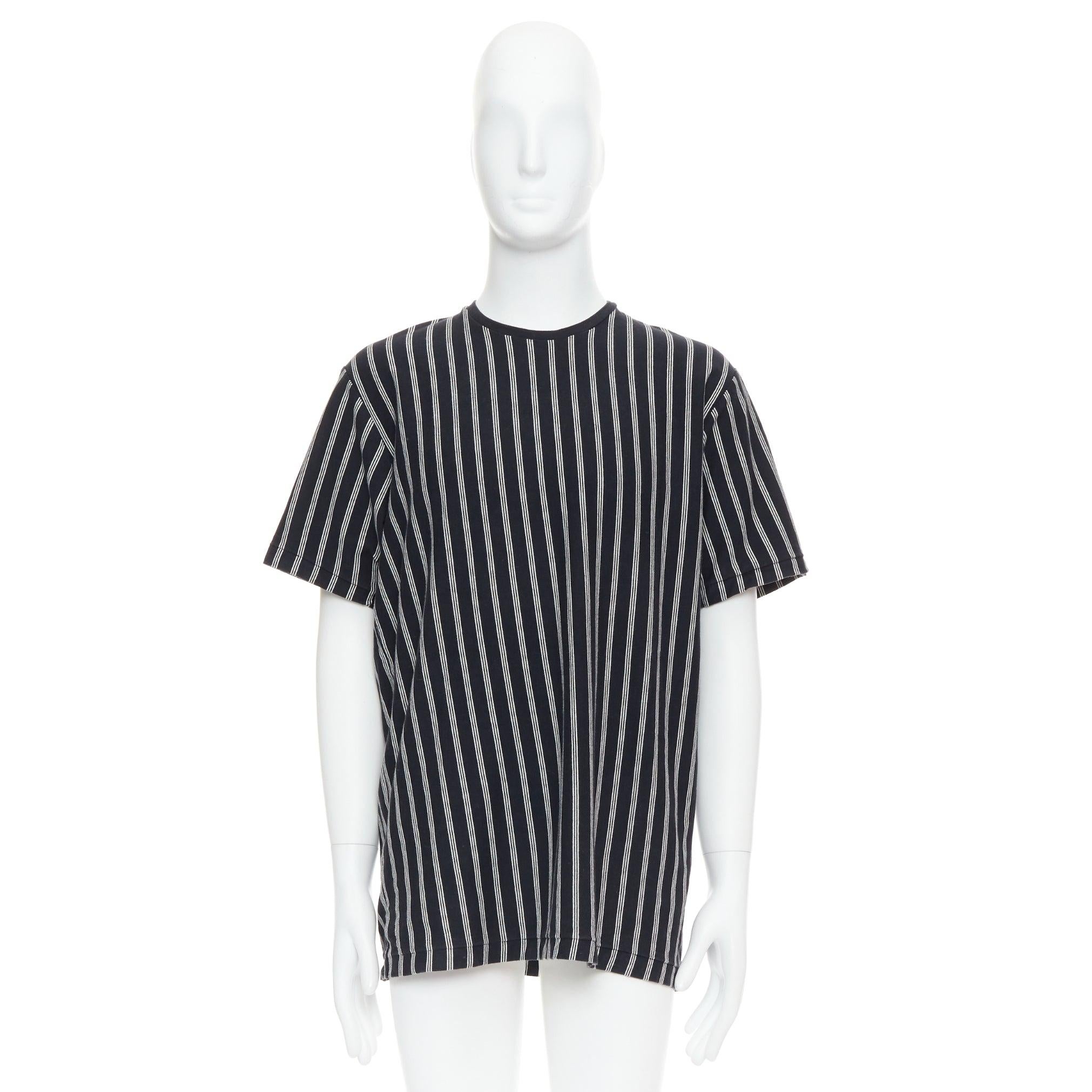 Yohji Yamamoto - tshirt a righe verticali bianche e nere con stampa asimmetrica - M. in vendita 4