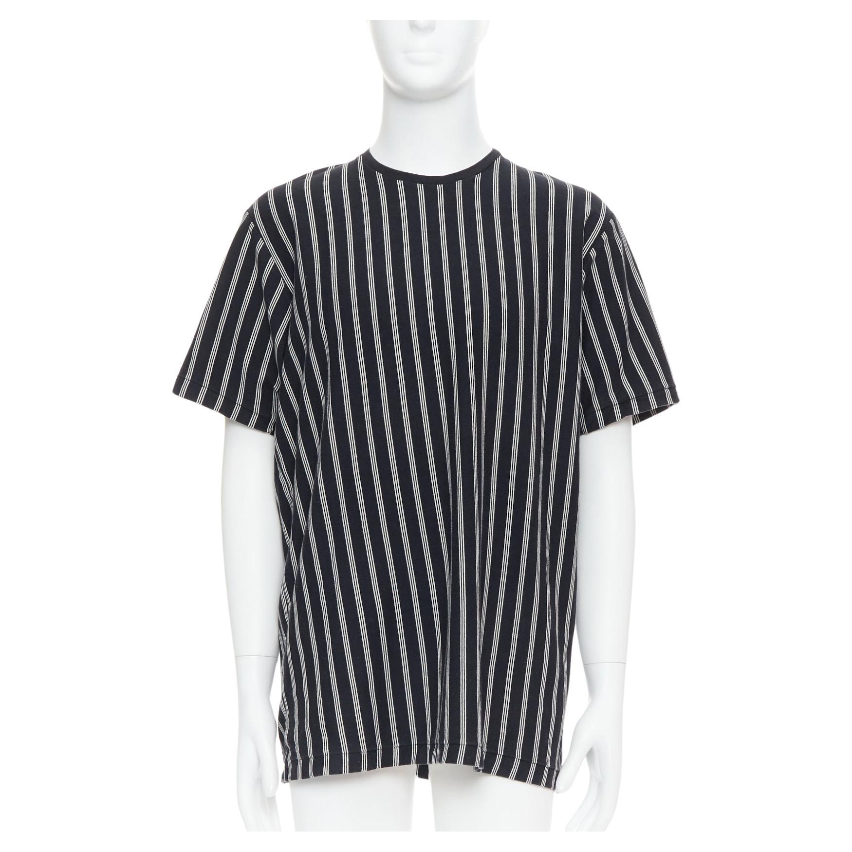 Yohji Yamamoto - tshirt a righe verticali bianche e nere con stampa asimmetrica - M. in vendita