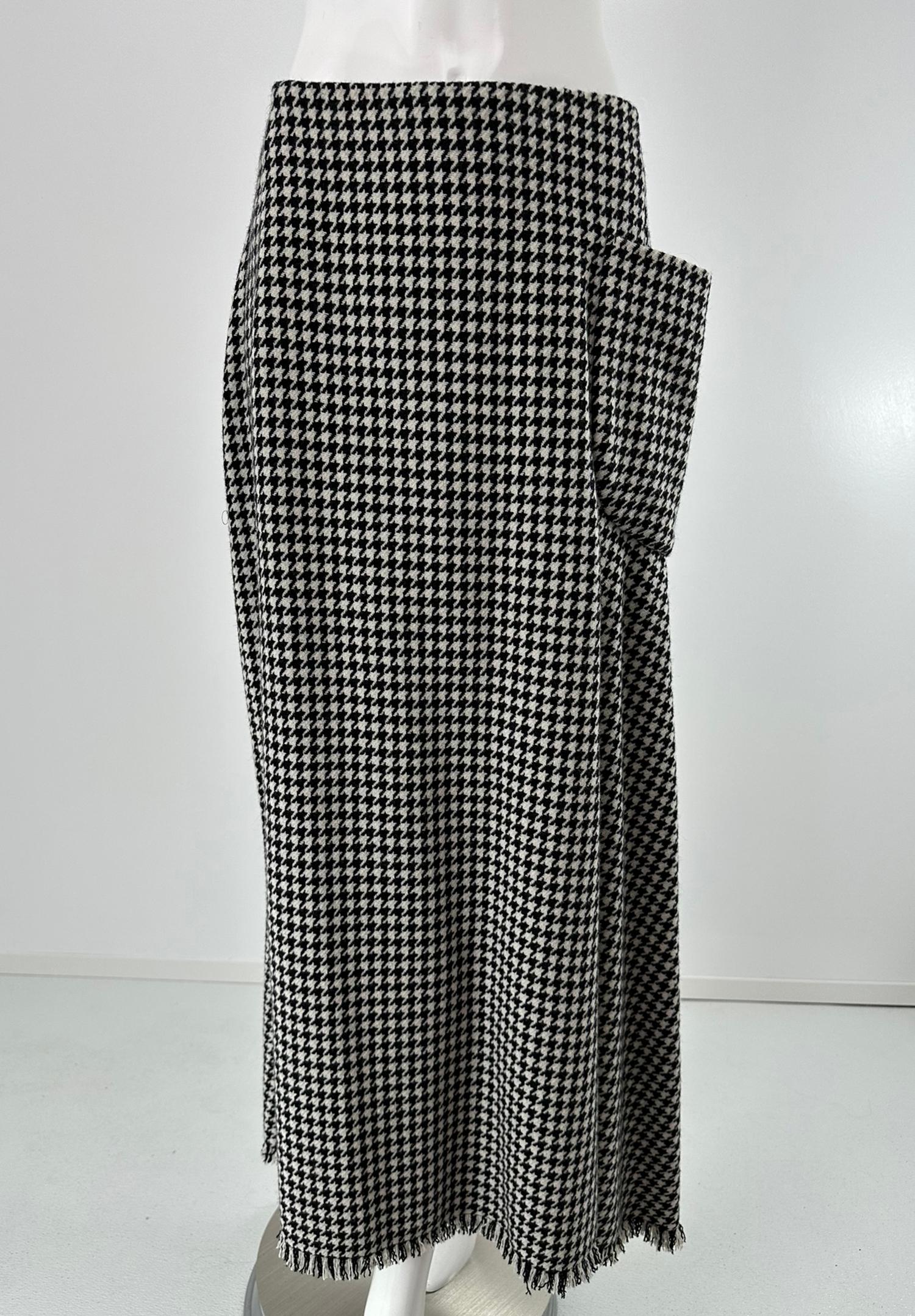 Yohji Yamamoto maxi gonna asimmetrica in lana bianca e nera a quadri con denti di cane, tasche applicate e orlo a frange. Taglia 3. Cuciture in vita e mini rivestimento in bianco e nero. Chiusura con cerniera posteriore laterale. La gonna ha una