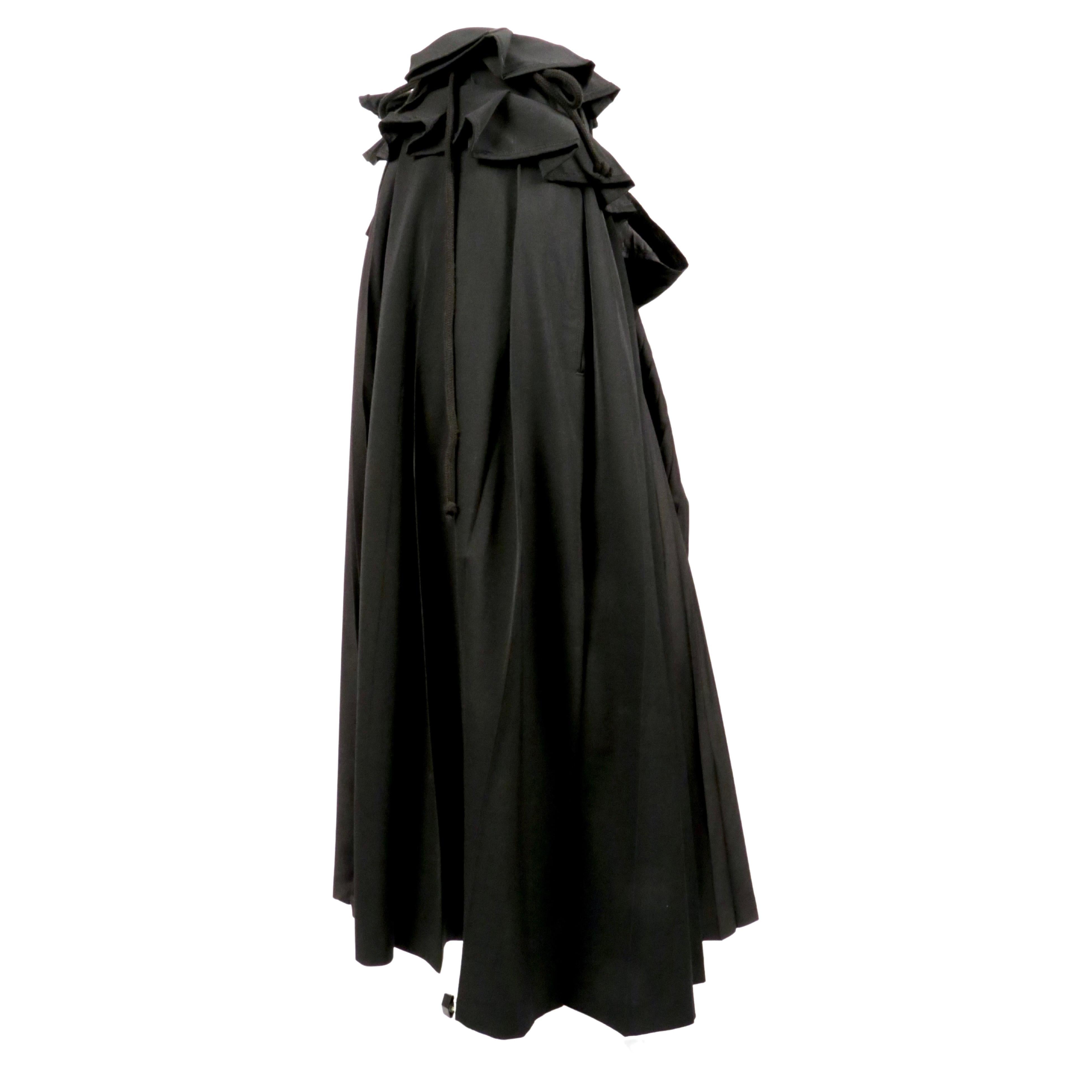 Jupe portefeuille plissée en laine et soie noir de jais avec lien en corde, conçue par Yohji Yamamoto et datant du début des années 2000. La jupe peut être portée de plusieurs façons car le lien passe par plusieurs boucles sur la partie plissée en