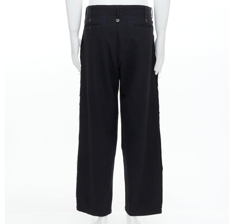De los hombres YOHJI YAMAMOTO Pantalones con bordes en crudo adornados con botones en mezcla de lana negra JP2 M en venta