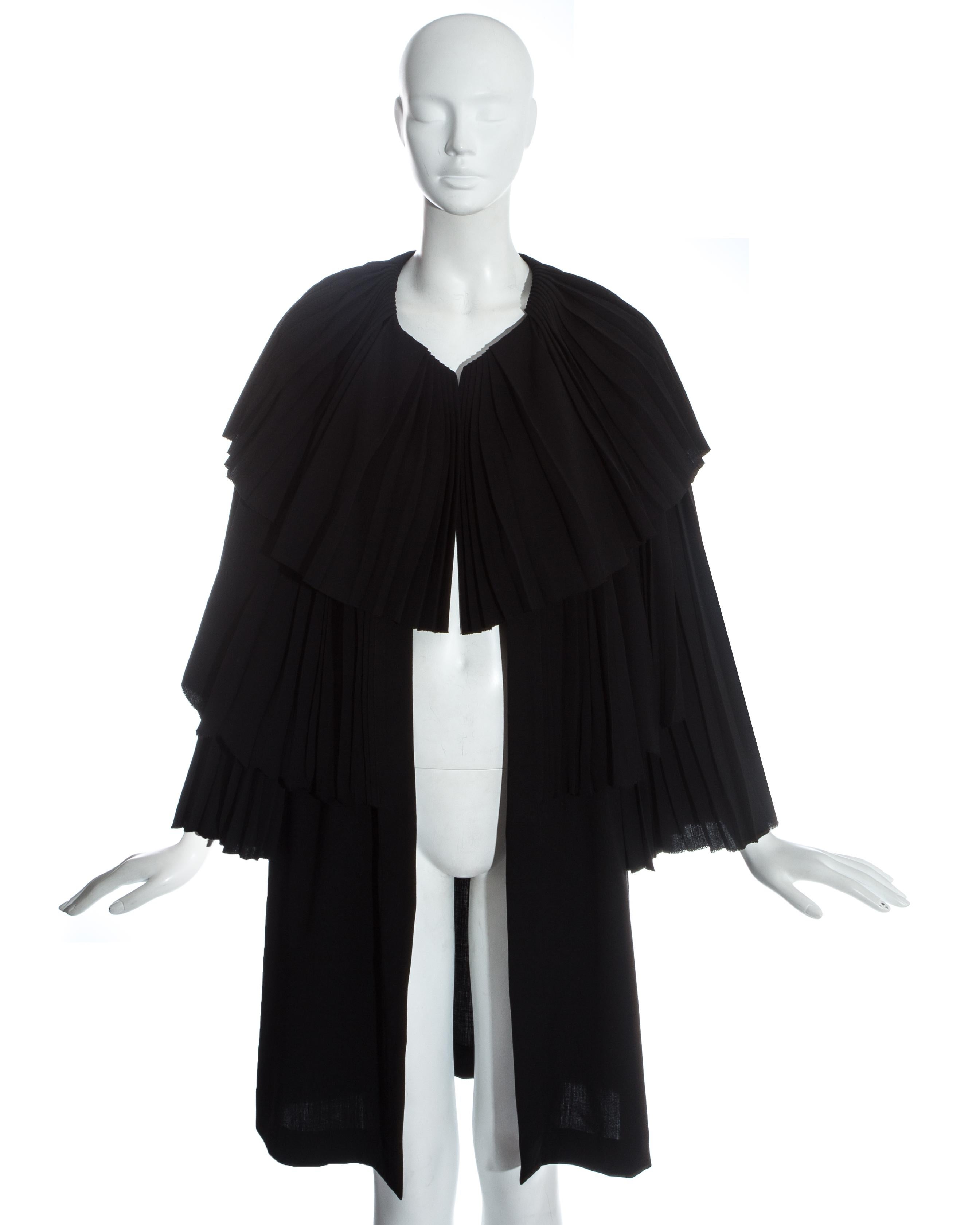 Noir Yohji Yamamoto cape de soirée plissée en laine noire, circa 1990 en vente
