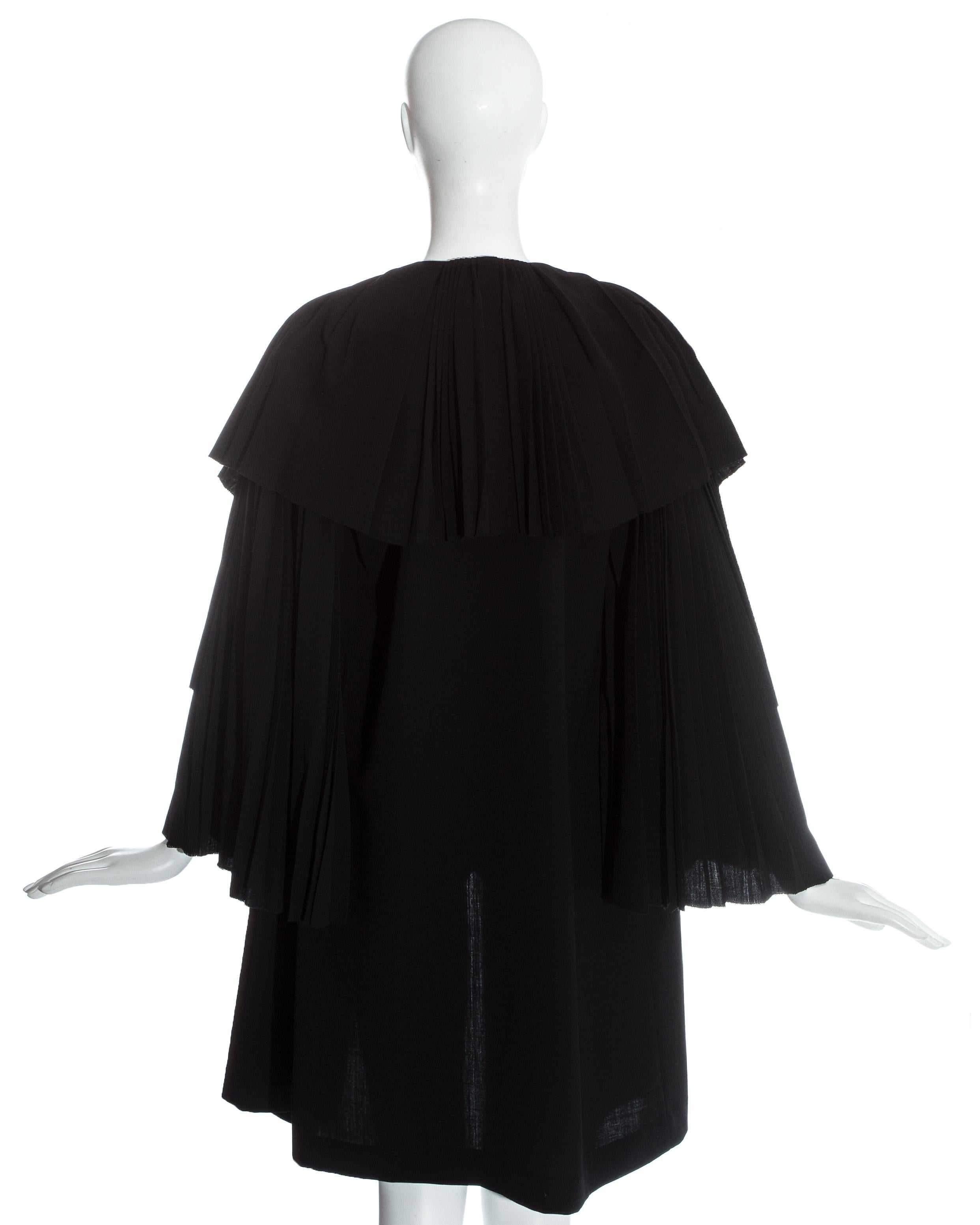 Yohji Yamamoto cape de soirée plissée en laine noire, circa 1990 en vente 4