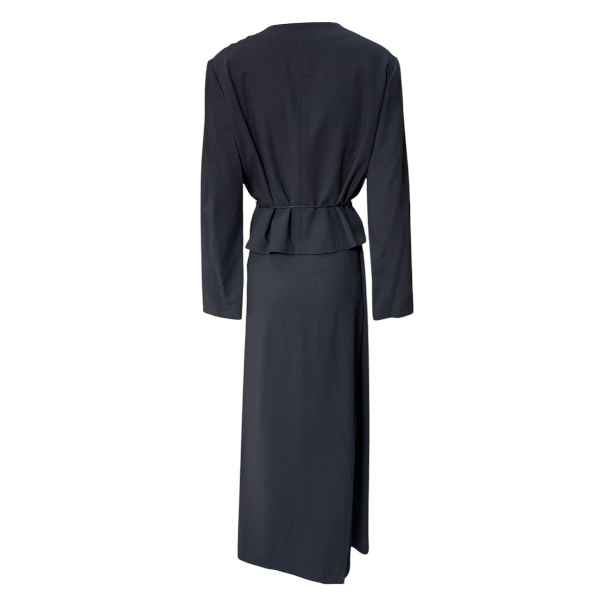 Le minimalisme élevé de Yohji Yamamoto. Chemisier en crêpe de laine noir et jupe longue. Maître tailleur. Silhouette longue et élégante. Ceinture à nouer en corde et épingle à nourrice. Entièrement doublé. Circa années 2000. Excellent état, non