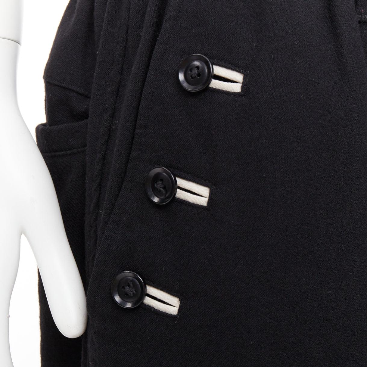 YOHJI YAMAMOTO pantalon à jambe large JP3 L en laine noire et coton blanc avec boutons.
Référence : TGAS/F00318
Marque : Yohji Yamamoto
MATERIAL : Laine, coton
Couleur : Noir, Whiting
Motif : Solide
Fermeture : braguette à glissière
Détails