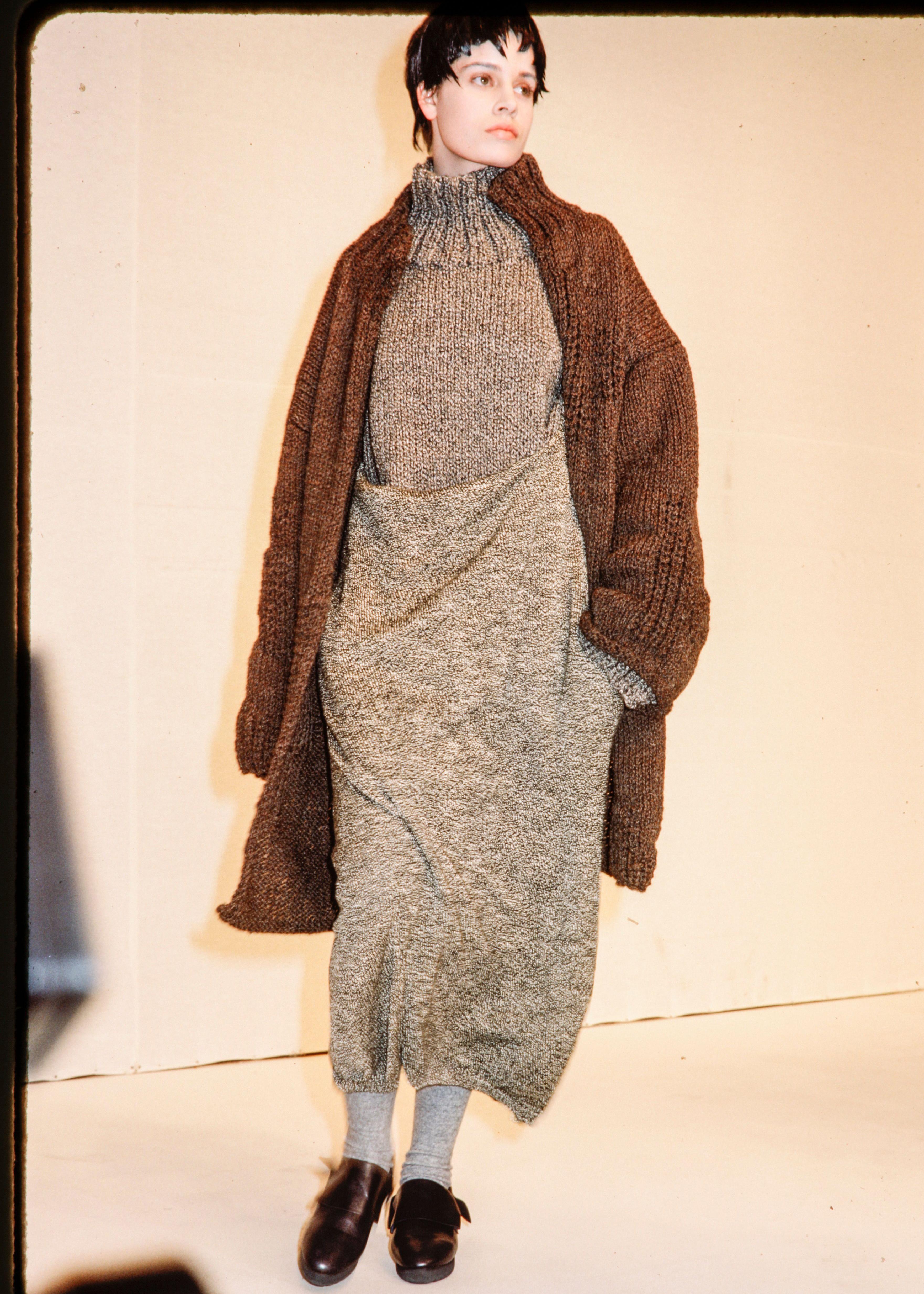Yohji Yamamoto cardigan oversize et pull à col roulé en laine tricotée marron.

Automne-Hiver 1984