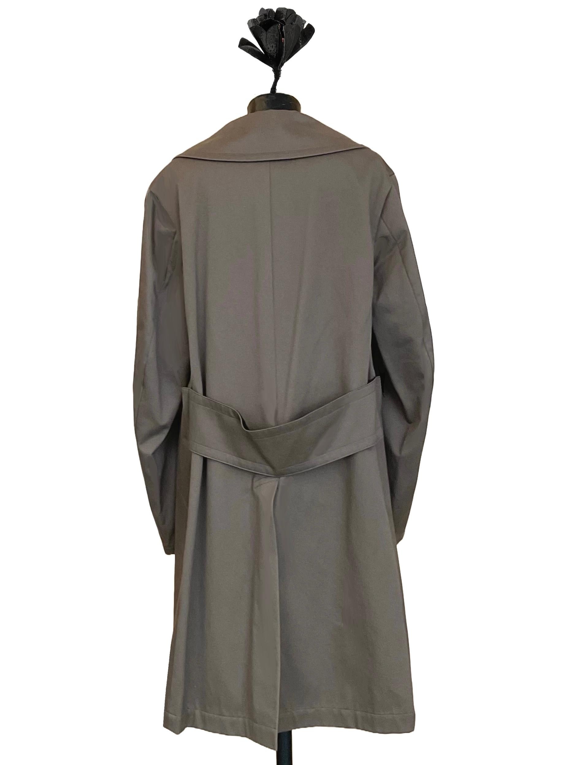 YOHJI YAMAMOTO Cabán de doble botonadura en color caqui con cuello de algodón de los años 2000. en Nuevo estado para la venta en Milano, IT