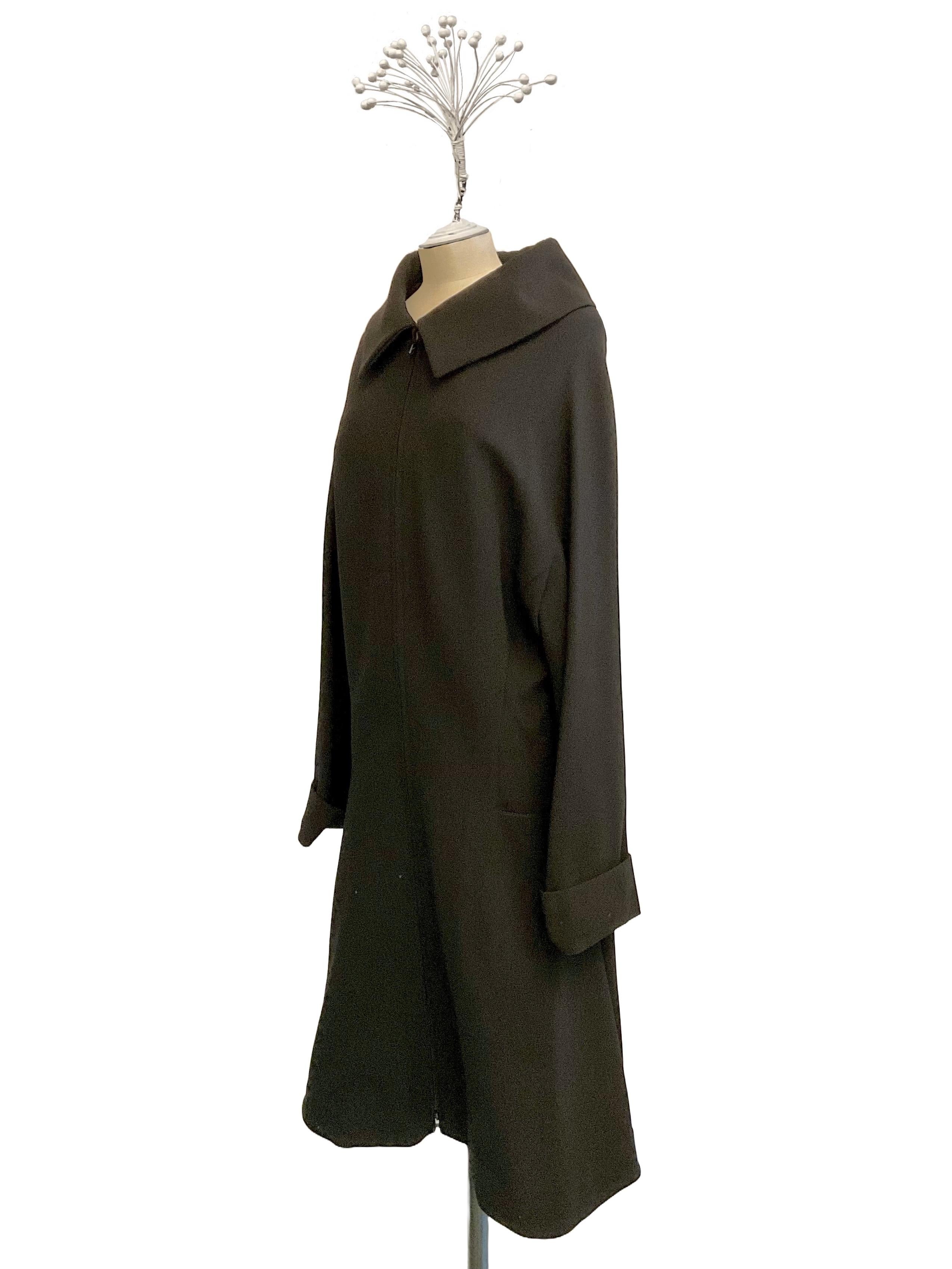 Caban nero in tessuto crepe di Yohji Yamamoto dei primi anni 2000.
La línea del cabán es más ancha y el volumen más amplio en el fondo.
El capo tiene un amplio collar de camisas y los bolsillos son orizontales
ricavate tra i fianchetti.
Sul davanti