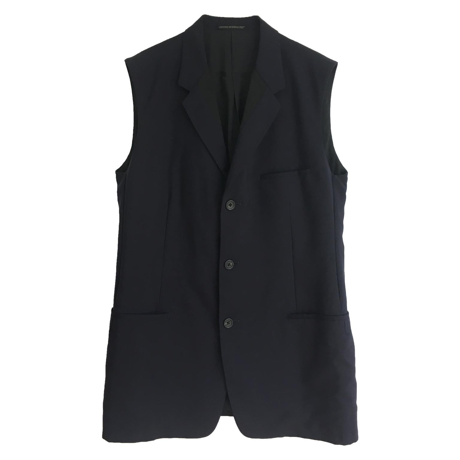 Incredibili abiti Yohji Yamamoto Pour Homme di colore blu scuro degli anni '90 circa. 
Presenta dettagli a righe laterali nere e una silhouette lunga.
Dimensioni: 3

Misure :
Lunghezza posteriore della giacca dalla linea del collo all'orlo: 70