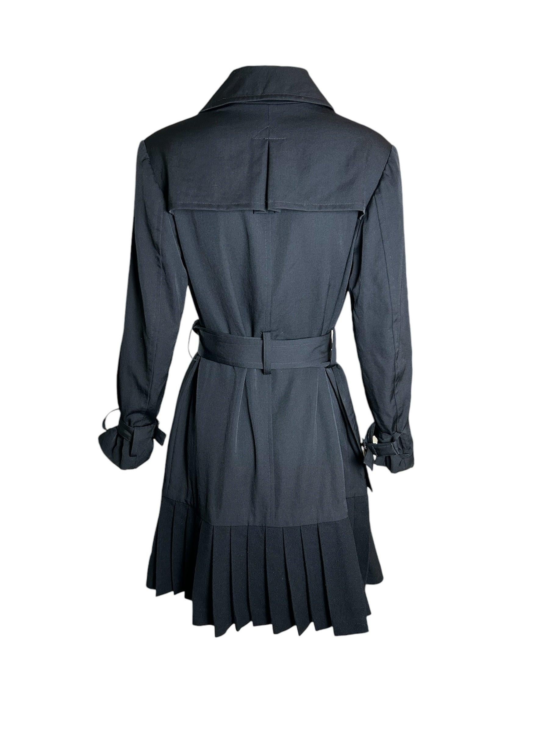 Ce fantastique trench-coat/robe convertible est une autre beauté du créateur japonais Yohji Yamamoto. Comme beaucoup de pièces de Yamamoto, celle-ci est d'une grande souplesse d'imagination. Les deux poitrines à boutons se replient pour donner une